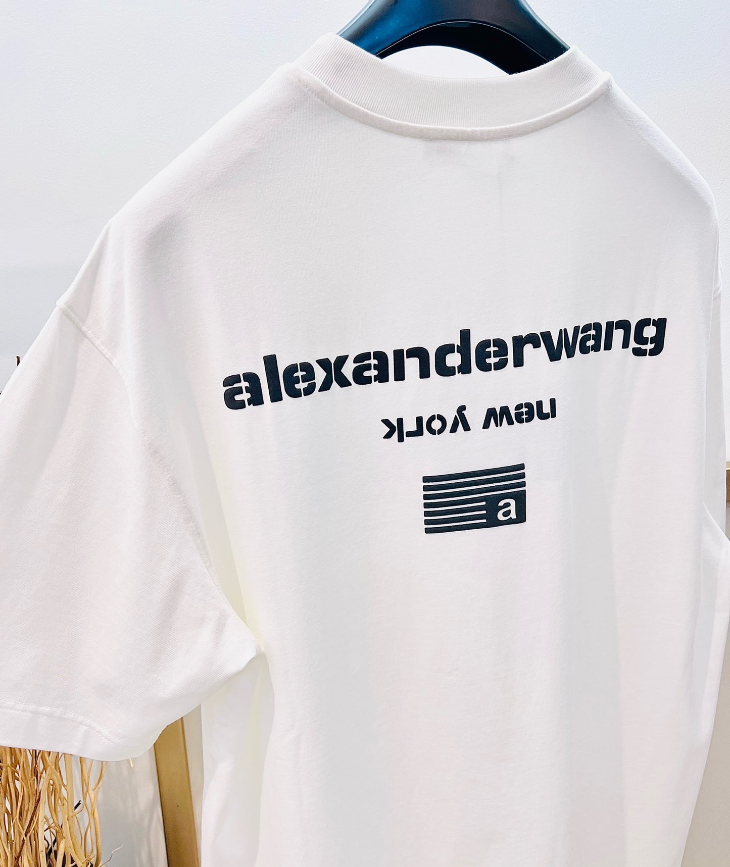 Schwarz-weißes T-Shirt