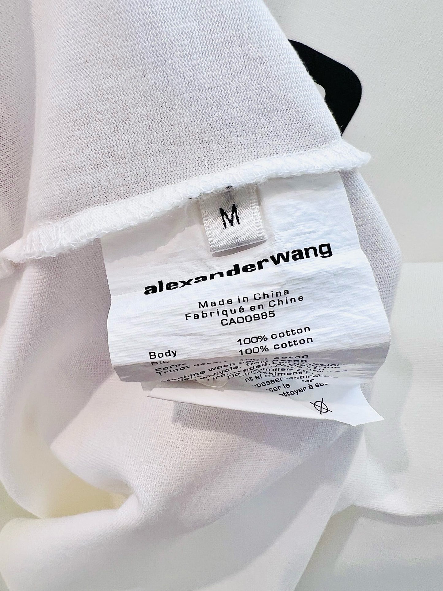 Schwarz-weißes T-Shirt