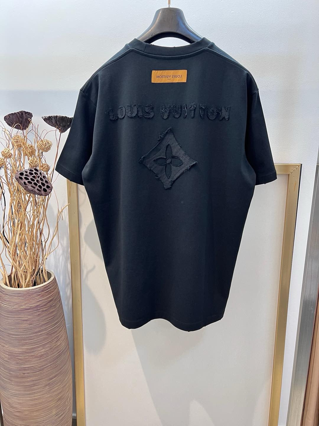 Schwarz-weißes T-Shirt