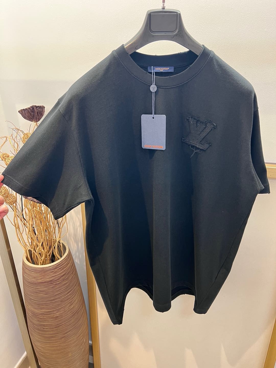Schwarz-weißes T-Shirt
