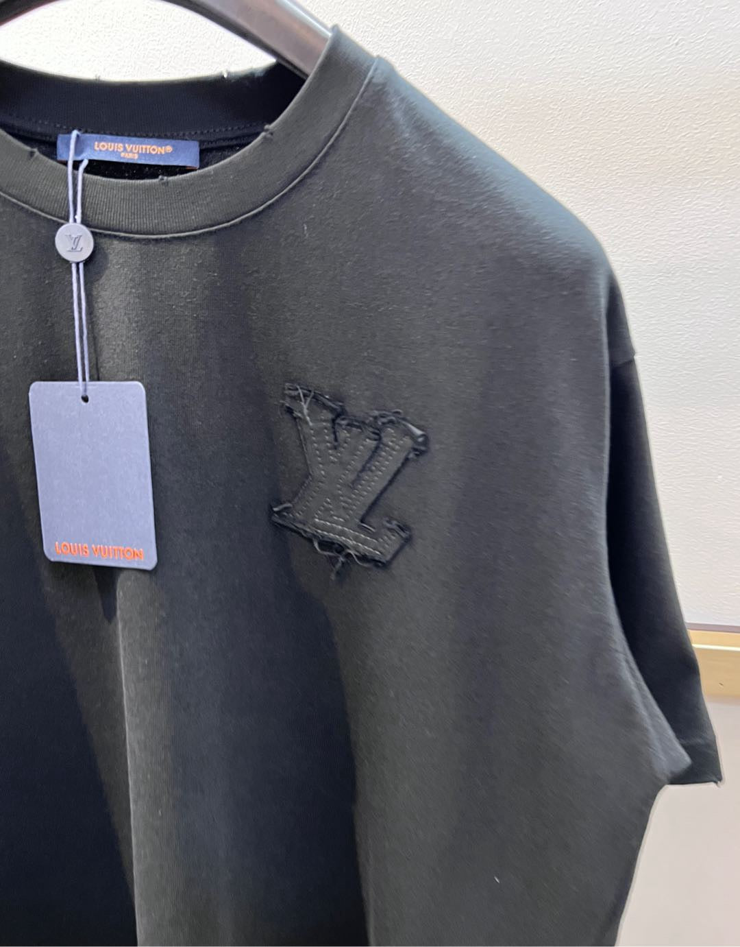 Schwarz-weißes T-Shirt