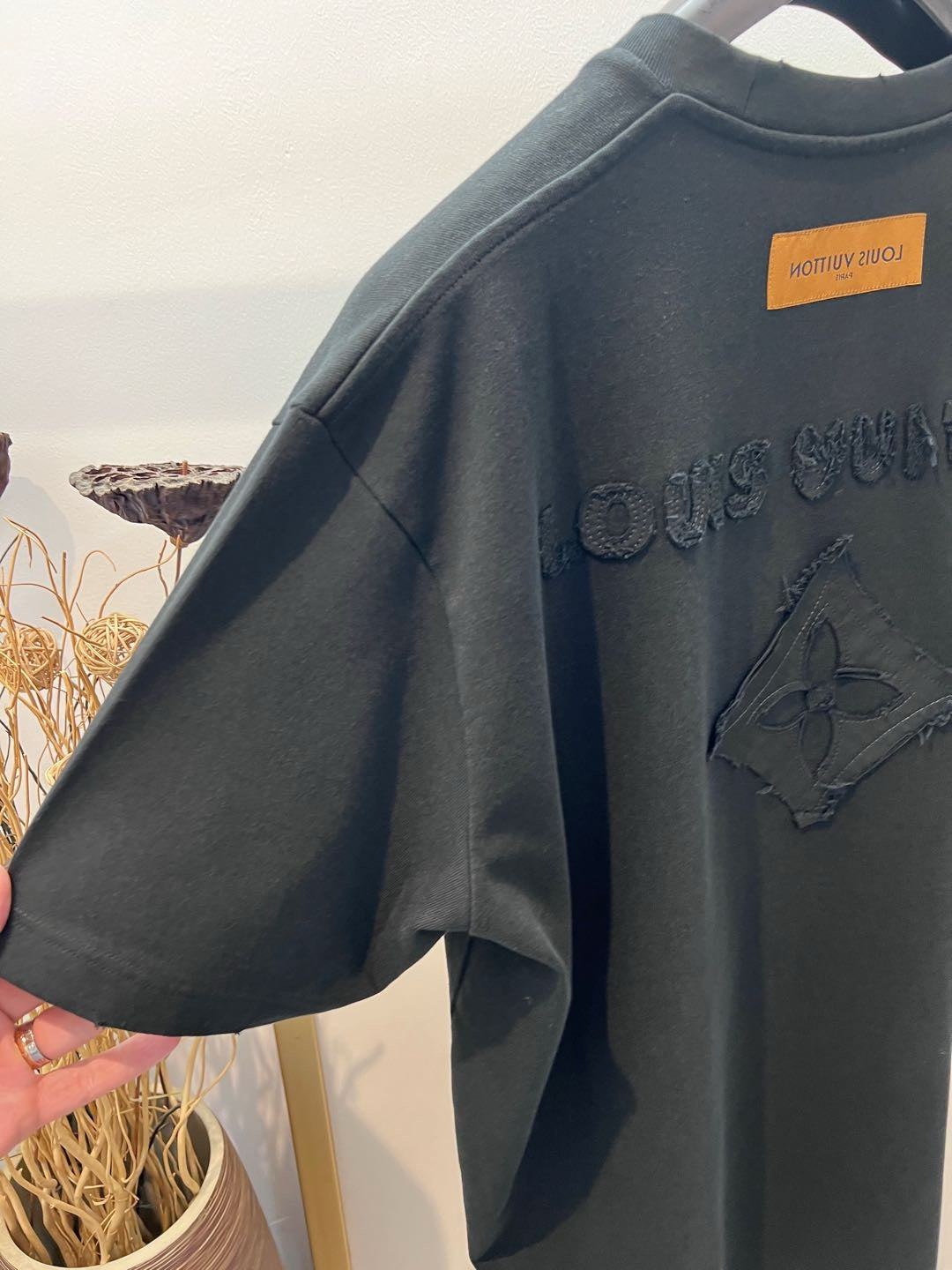 Schwarz-weißes T-Shirt