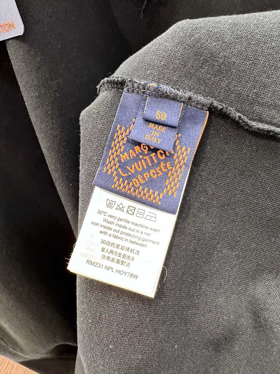 Schwarz-weißes T-Shirt