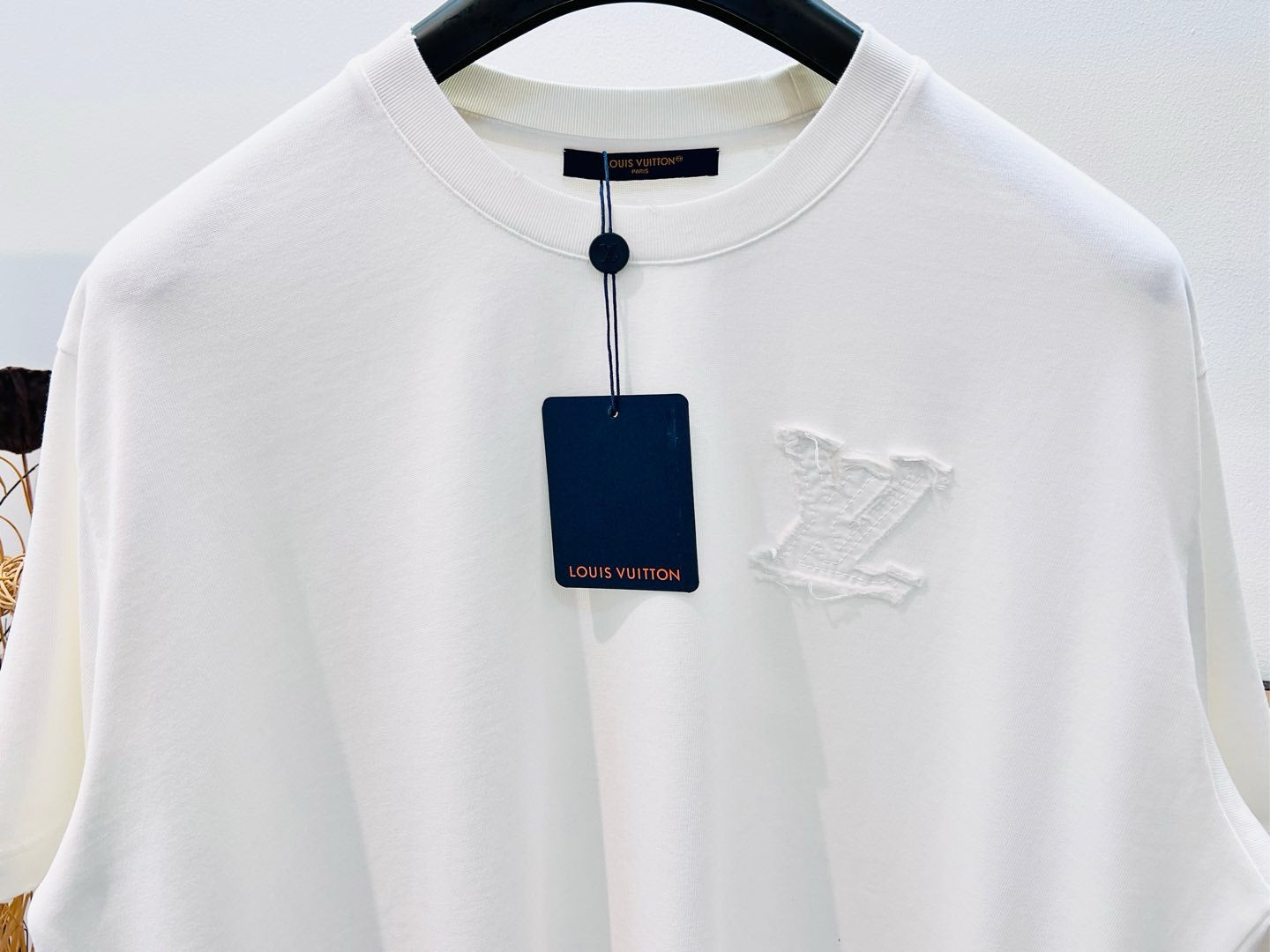 Schwarz-weißes T-Shirt