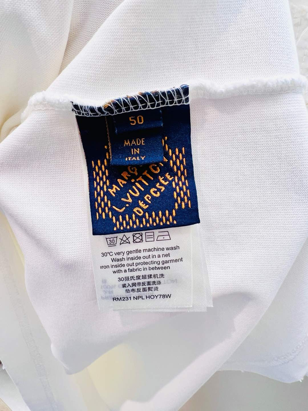 Schwarz-weißes T-Shirt