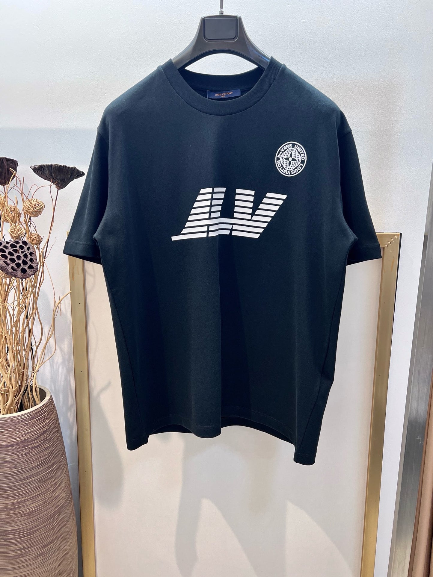 Schwarz-weißes T-Shirt