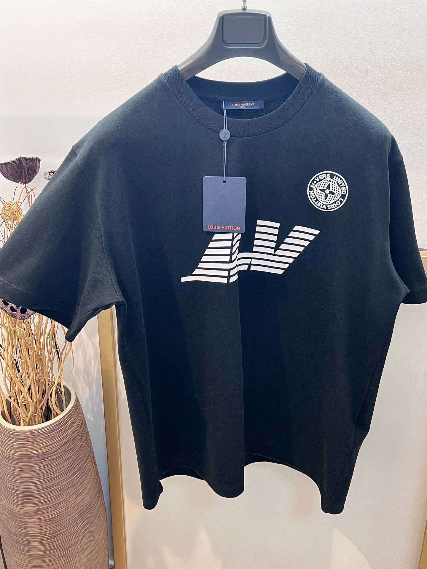 Schwarz-weißes T-Shirt