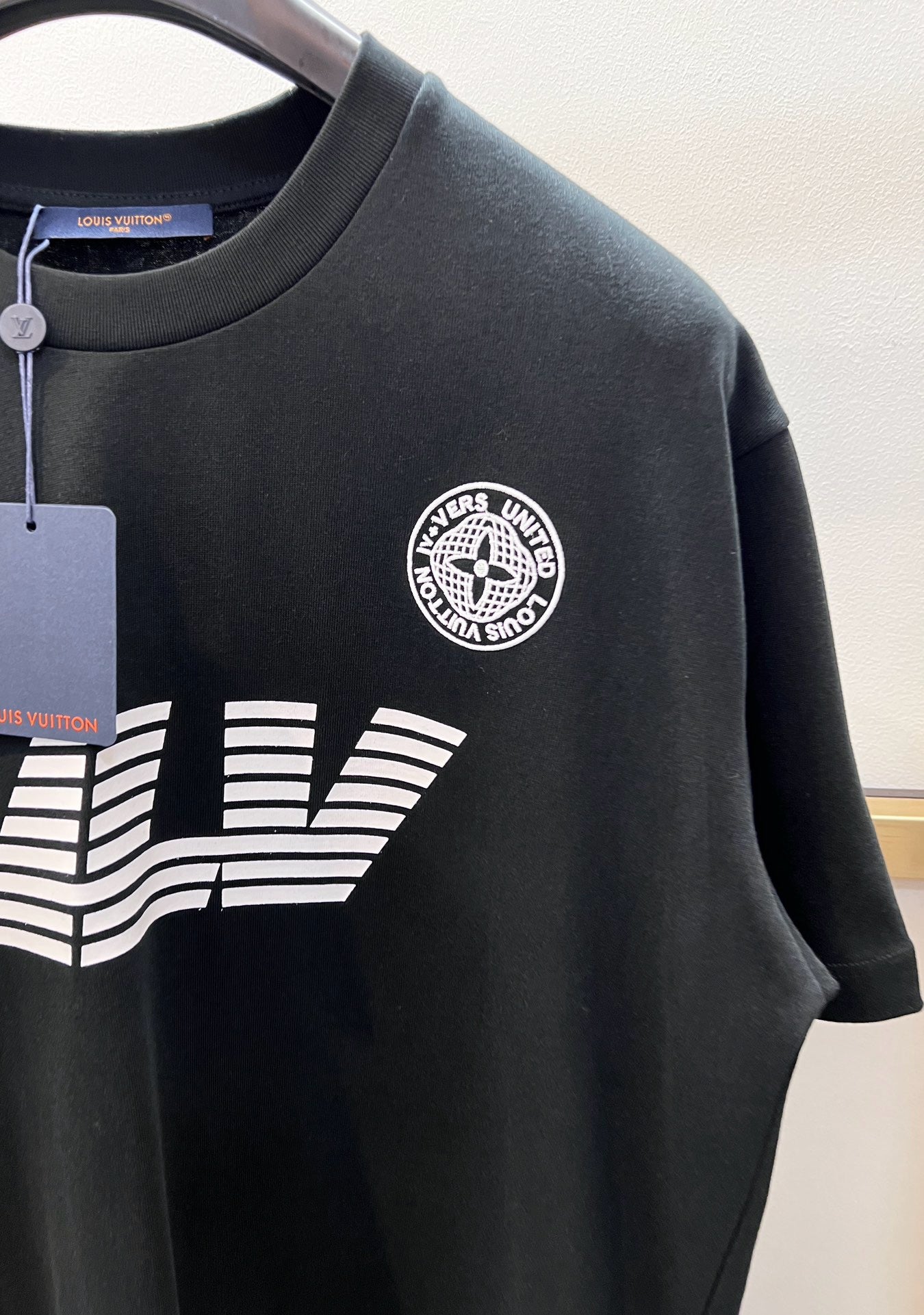 Schwarz-weißes T-Shirt