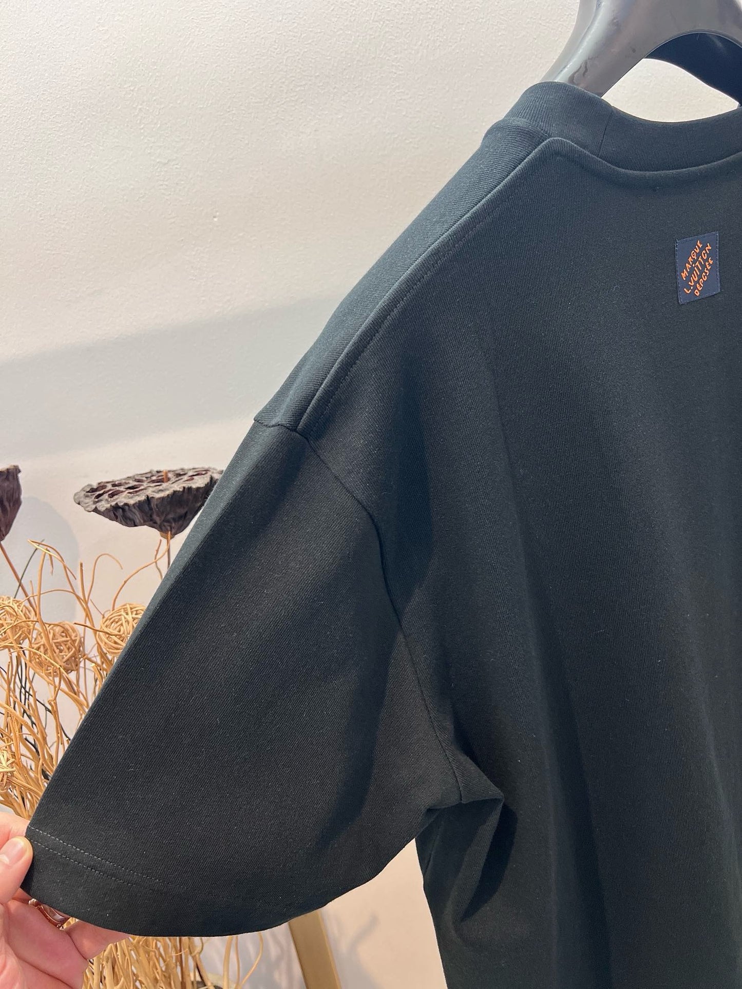 Schwarz-weißes T-Shirt