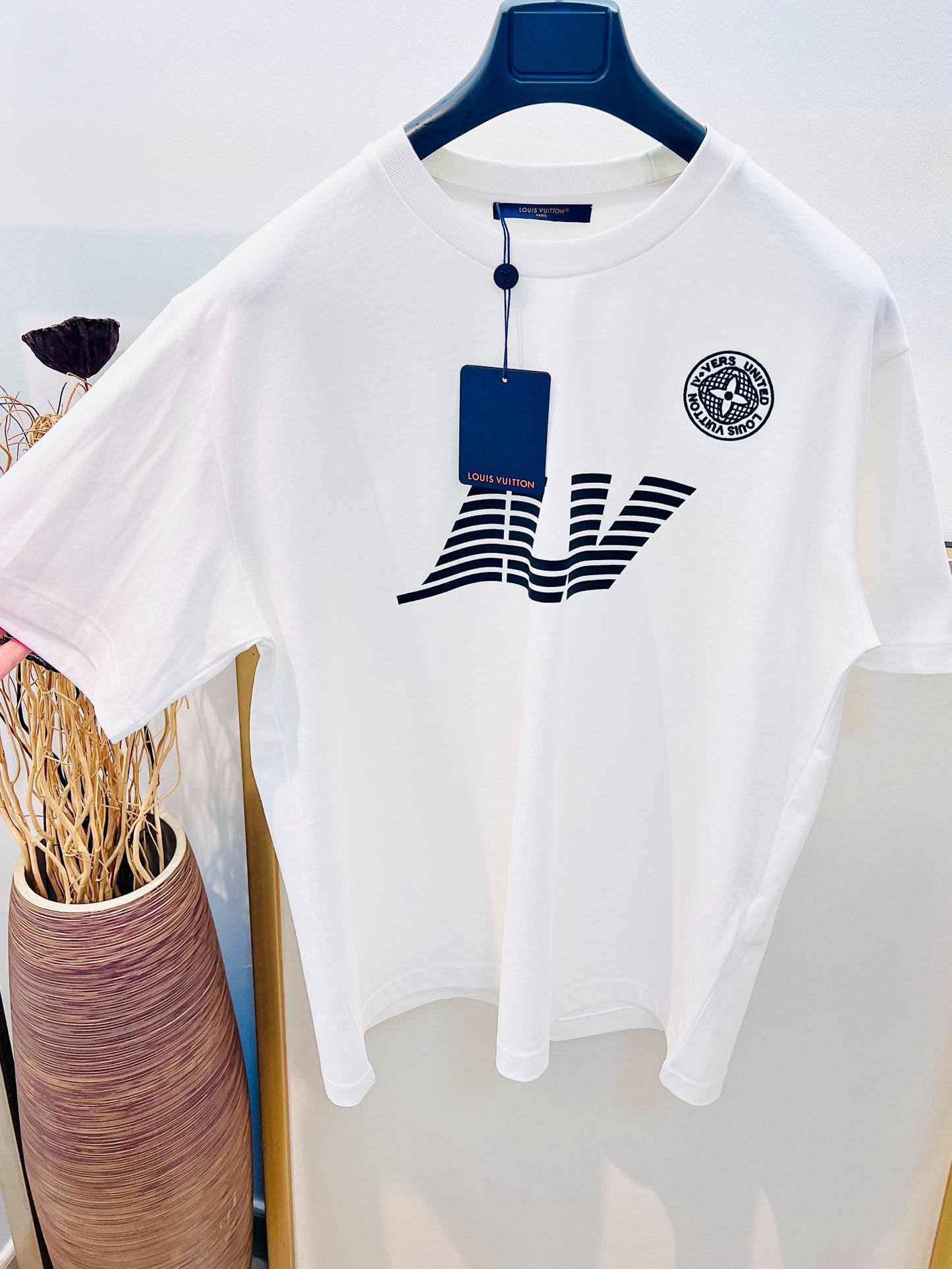 Schwarz-weißes T-Shirt