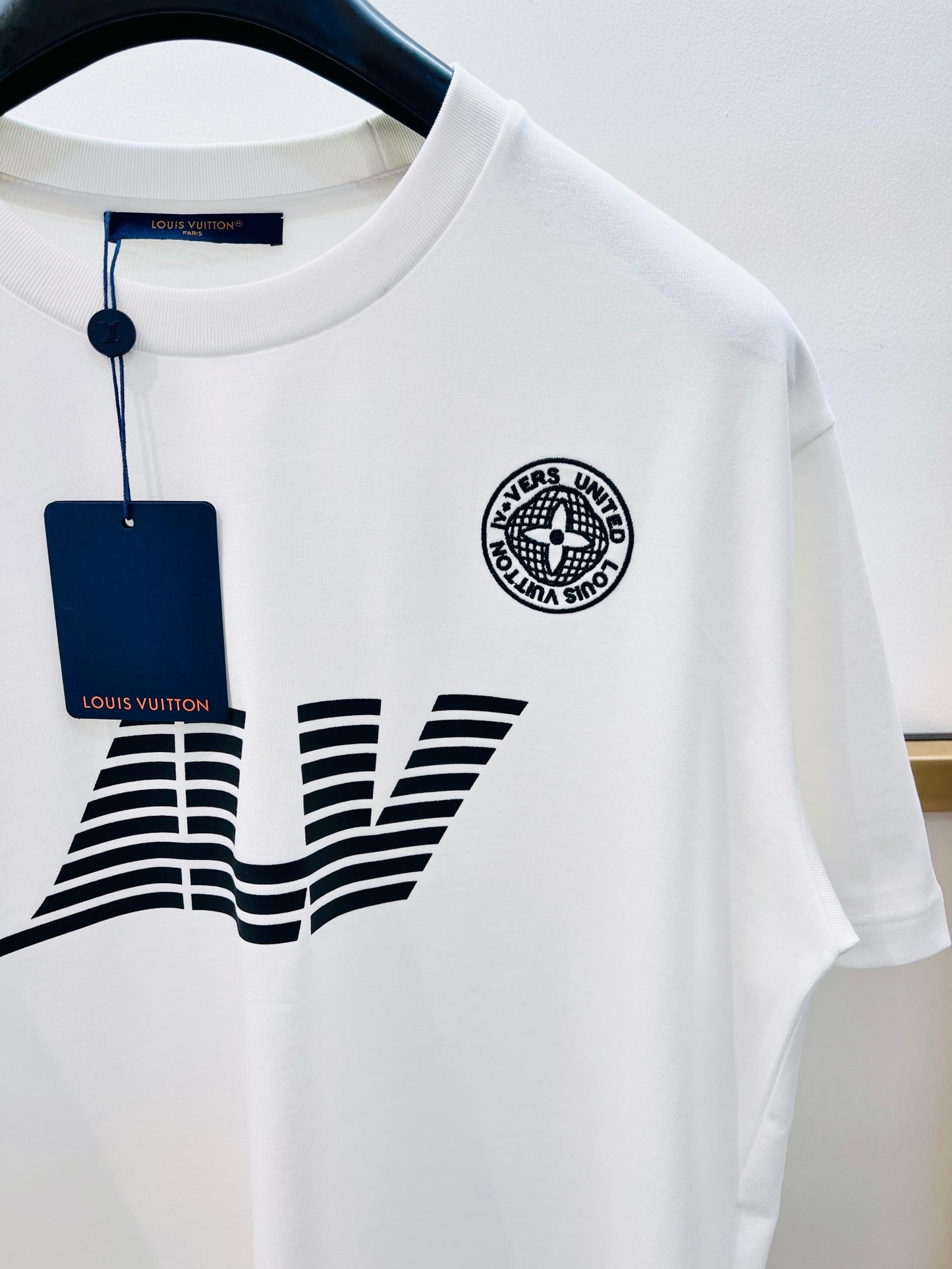 Schwarz-weißes T-Shirt