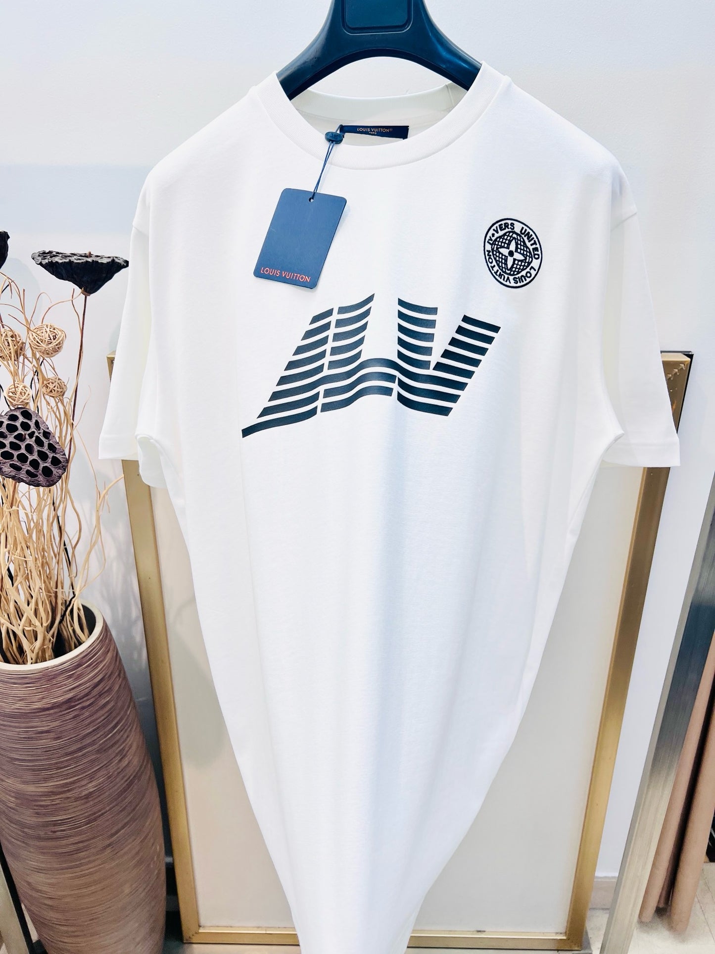 Schwarz-weißes T-Shirt
