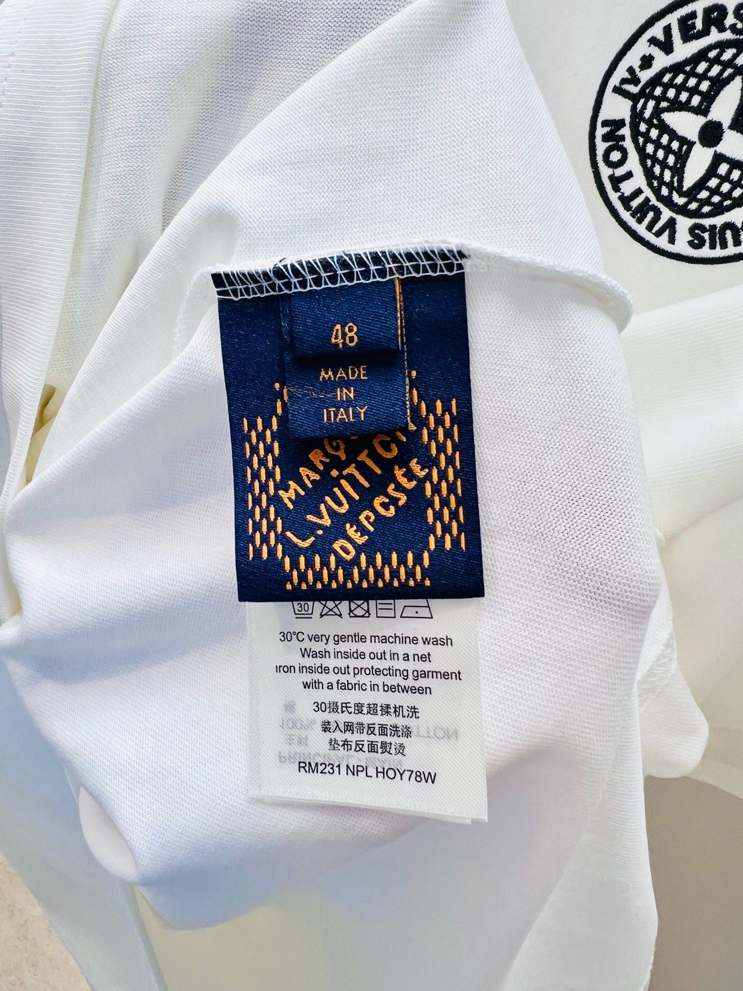 Schwarz-weißes T-Shirt