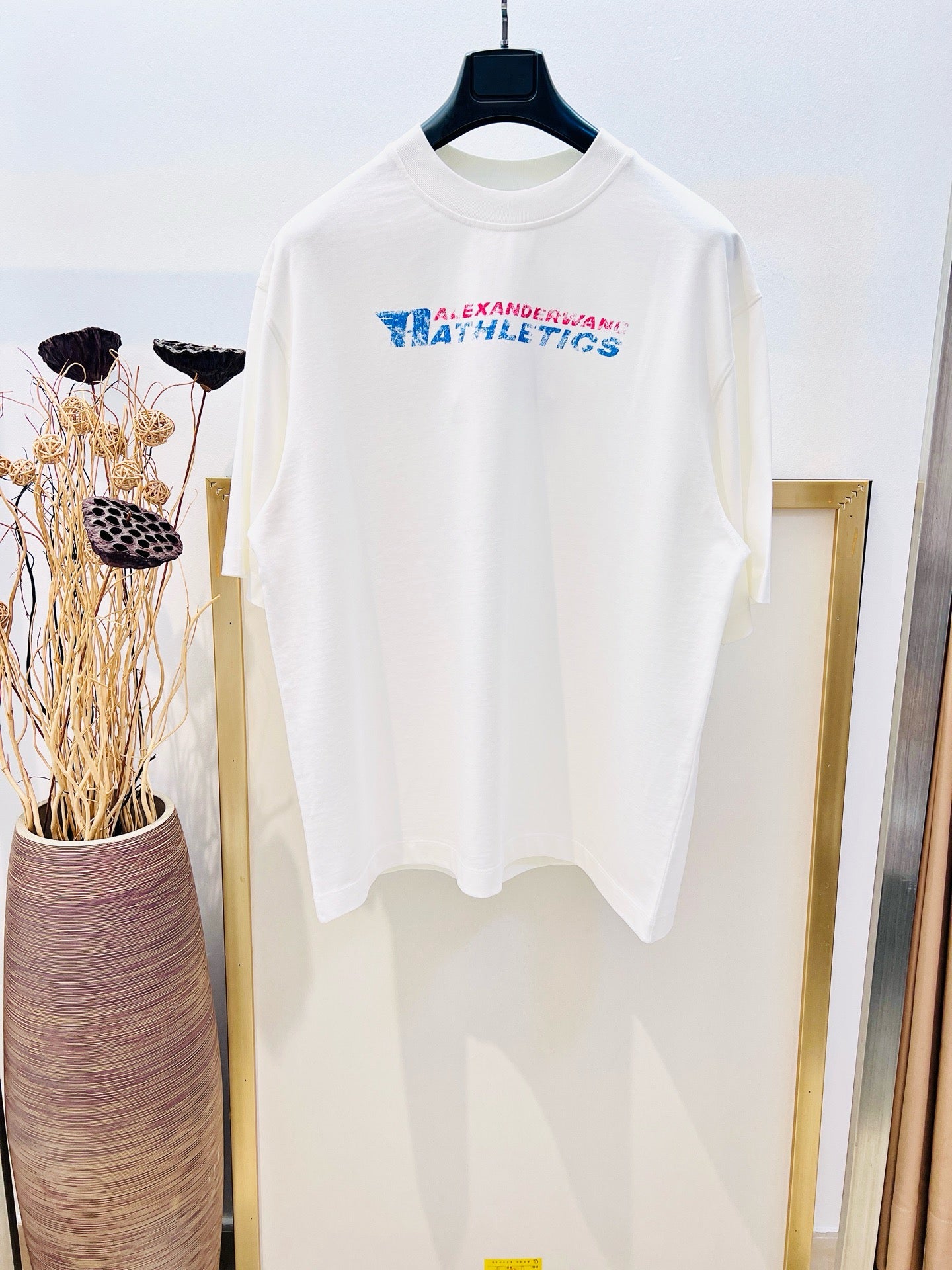 Weißes und schwarzes T-Shirt