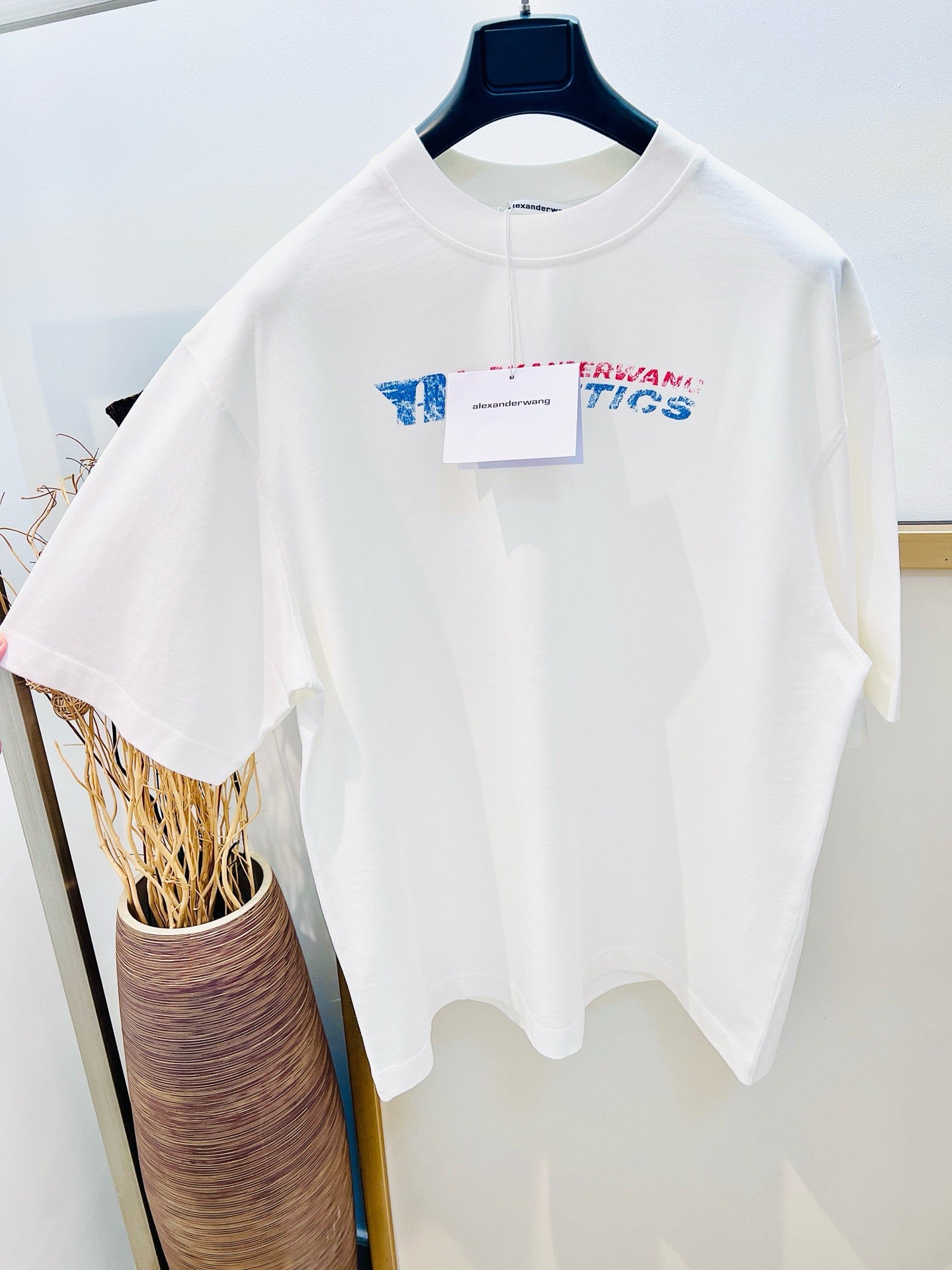 Weißes und schwarzes T-Shirt
