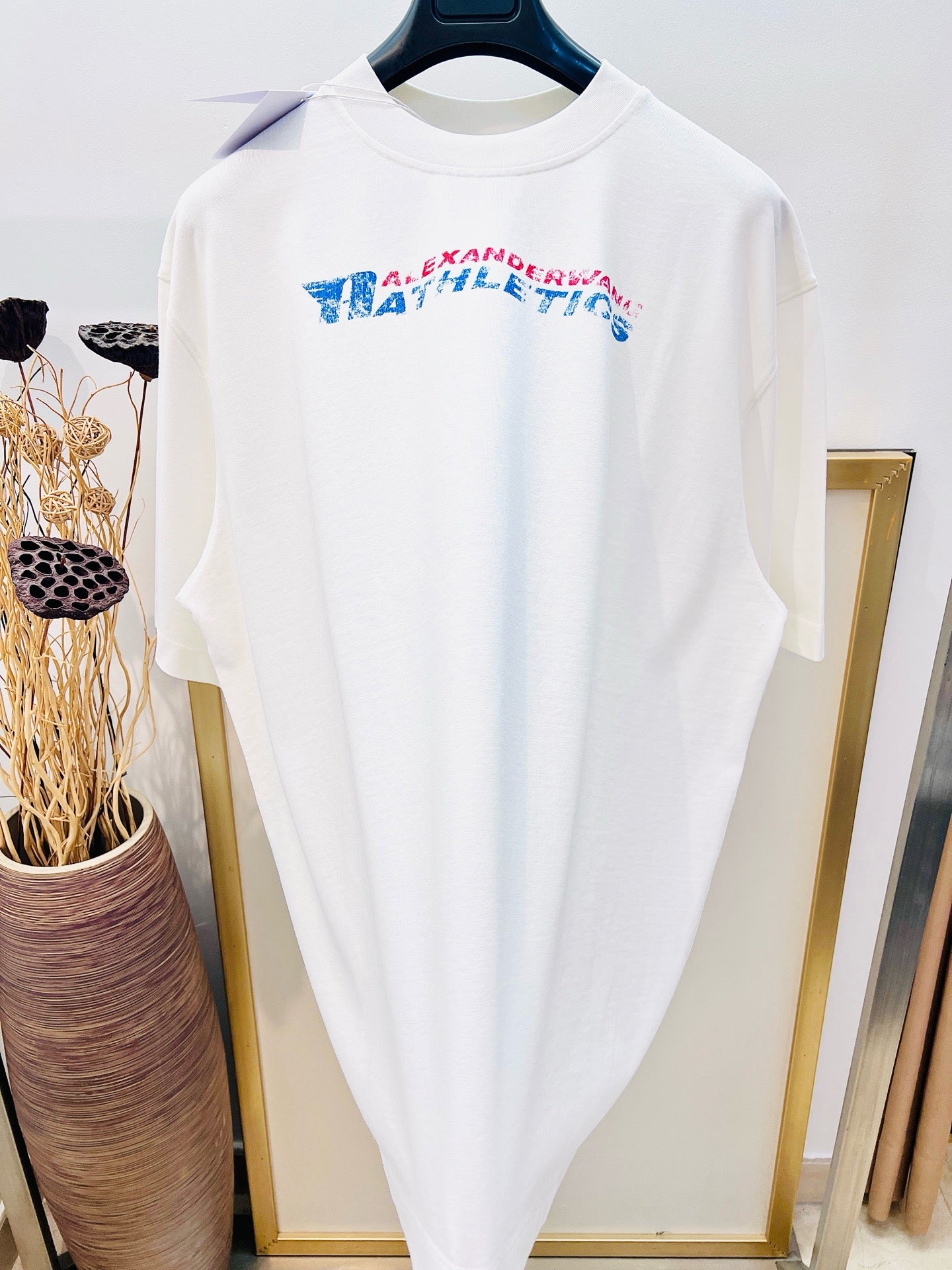Weißes und schwarzes T-Shirt