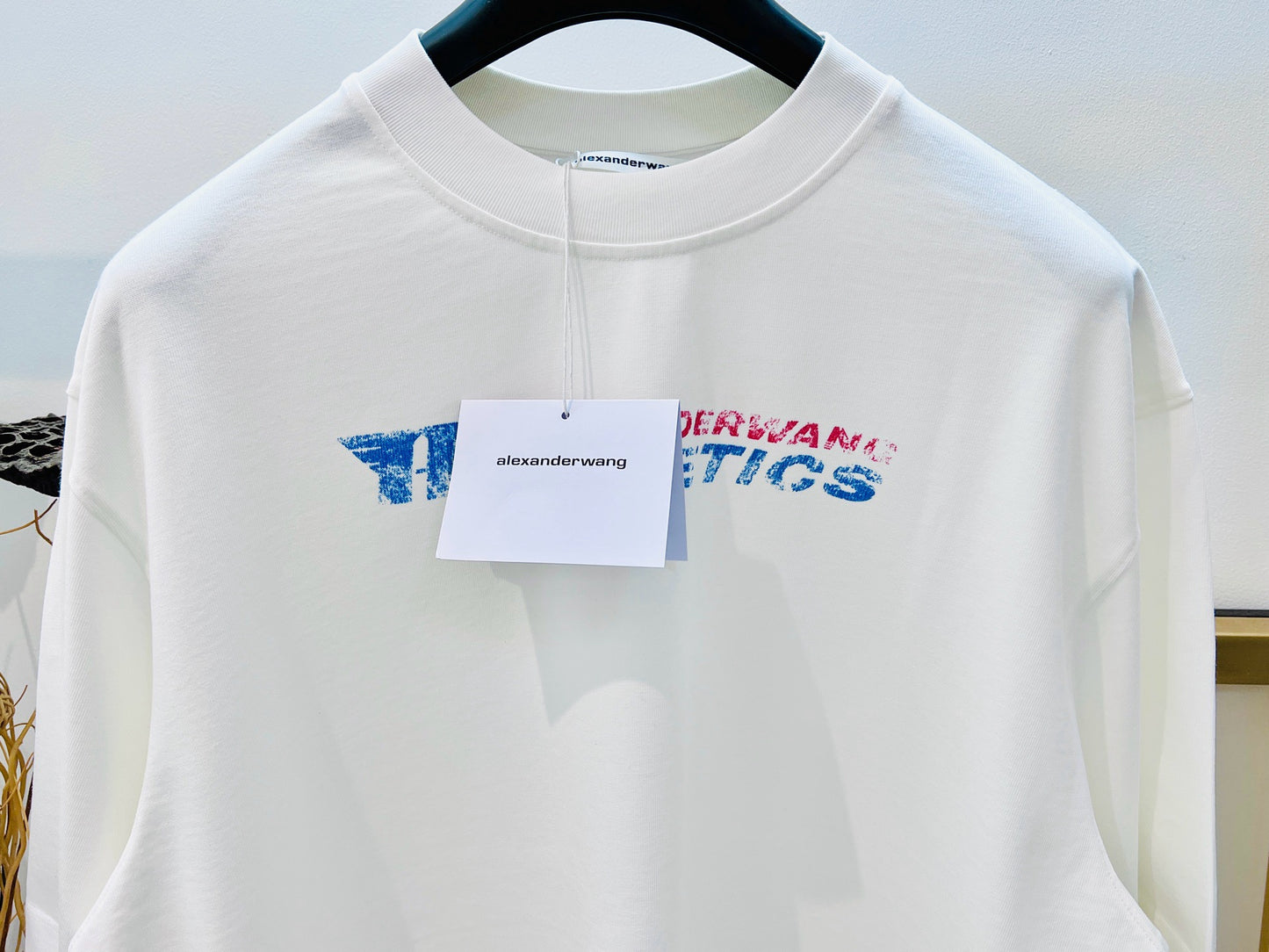 Weißes und schwarzes T-Shirt
