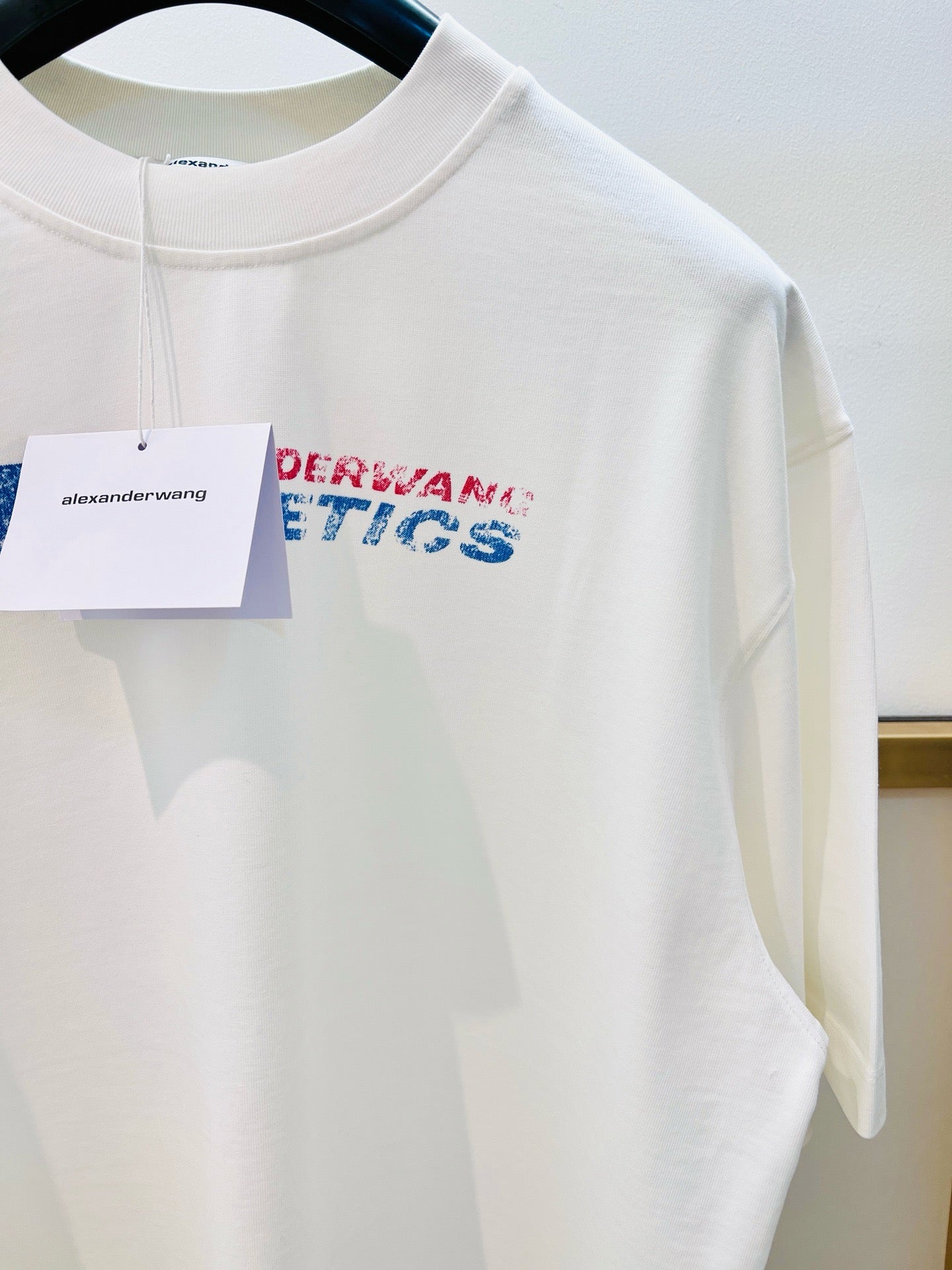 Weißes und schwarzes T-Shirt