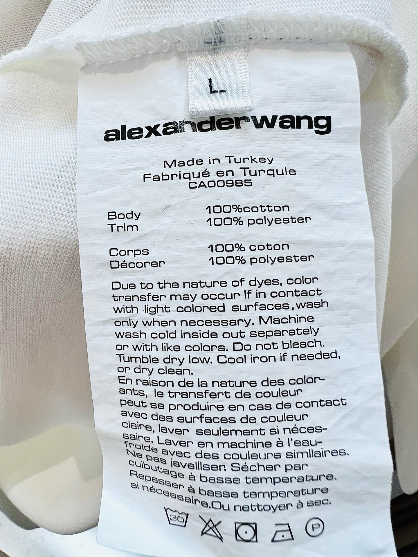 Weißes und schwarzes T-Shirt