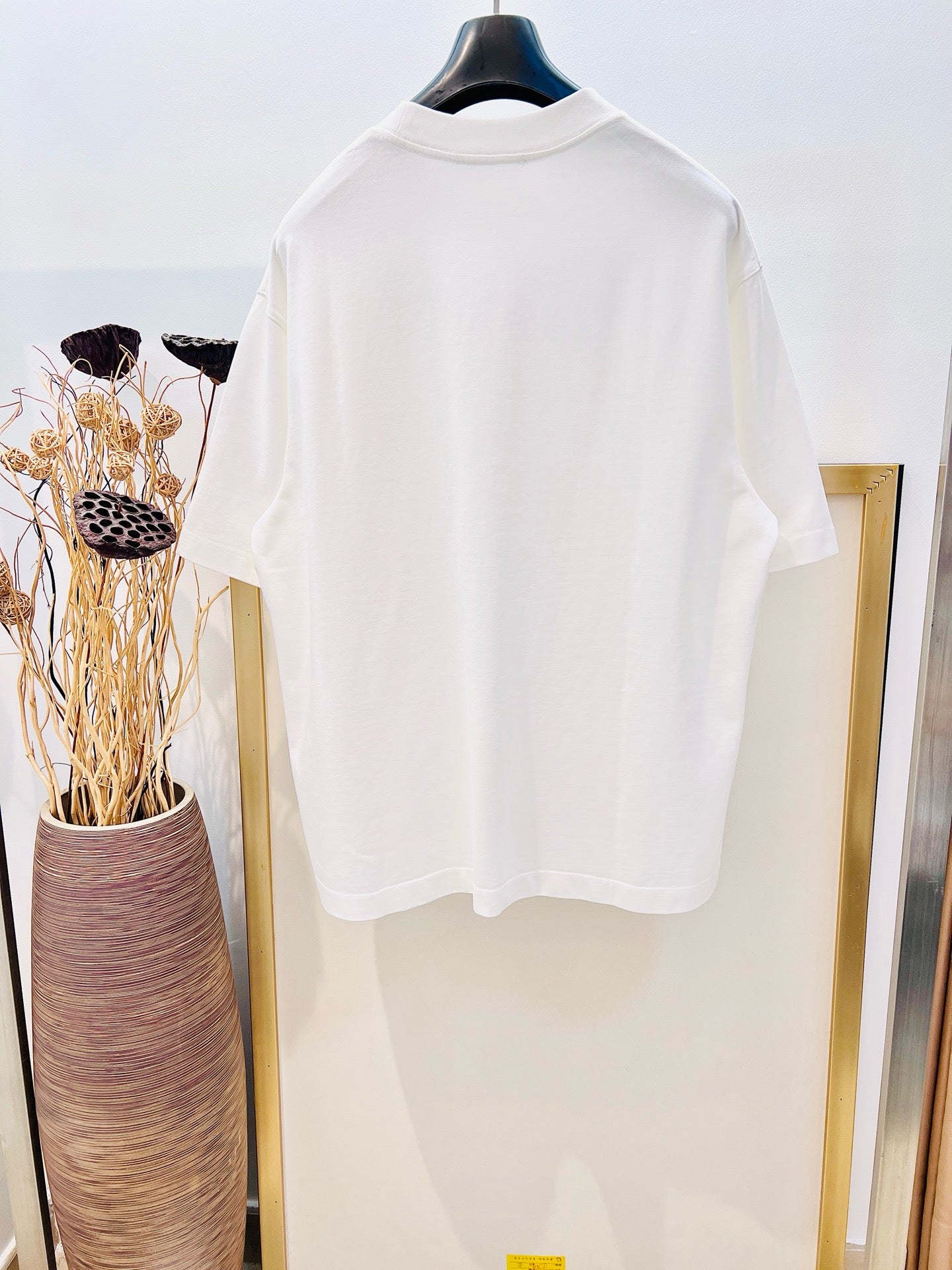 Weißes und schwarzes T-Shirt