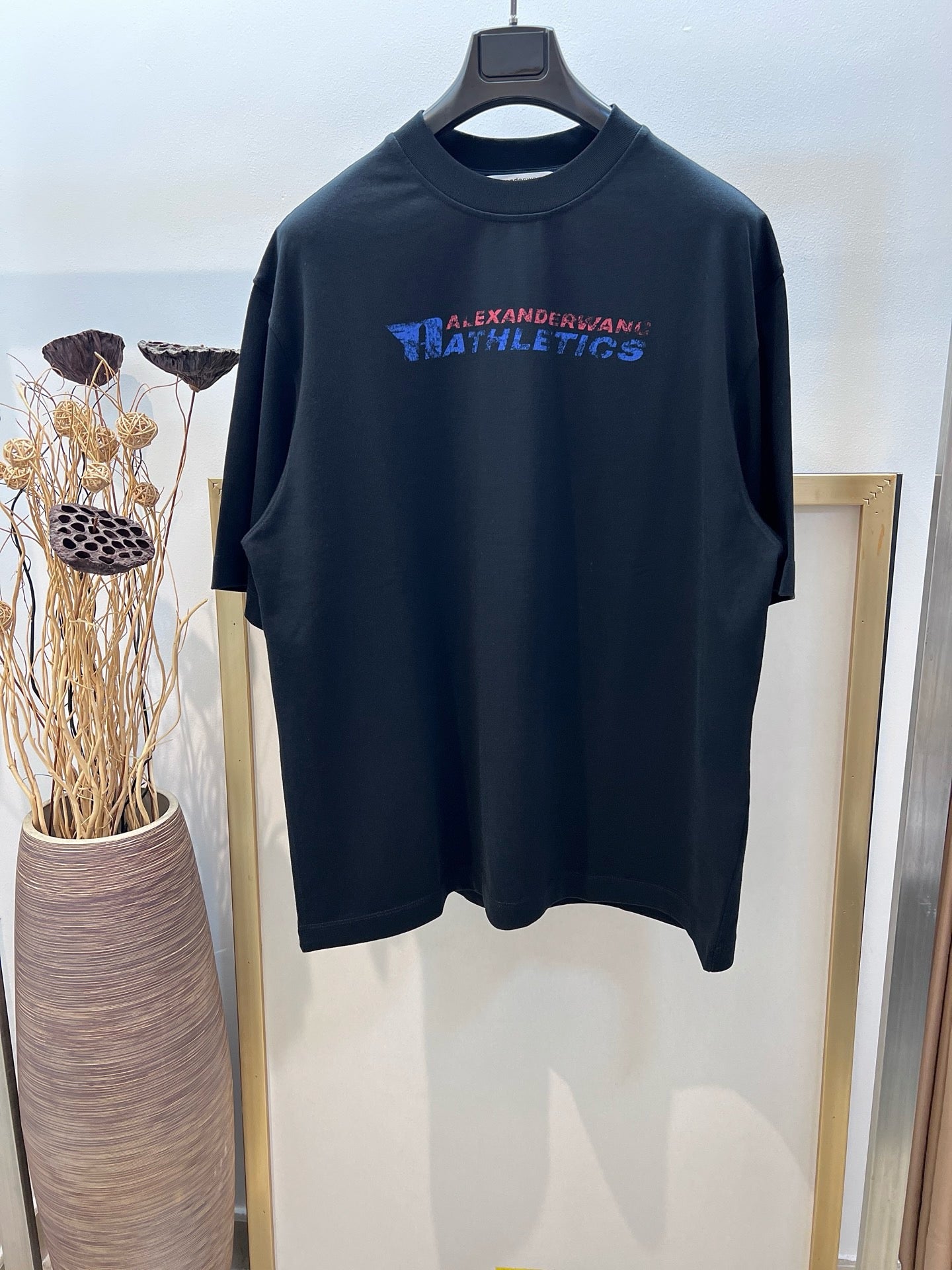 Weißes und schwarzes T-Shirt
