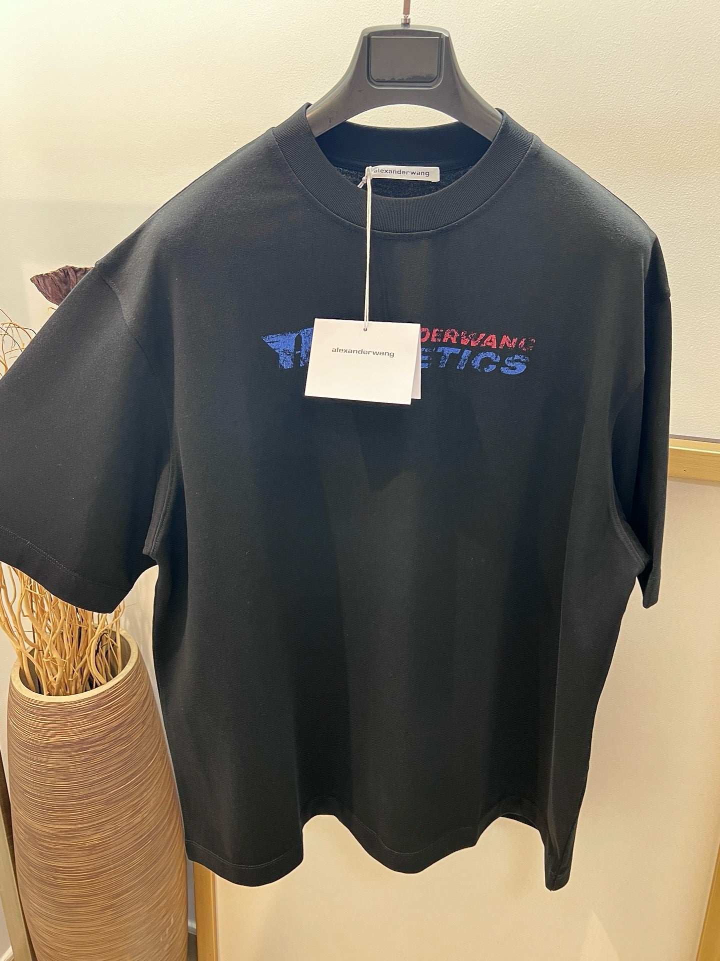 Weißes und schwarzes T-Shirt
