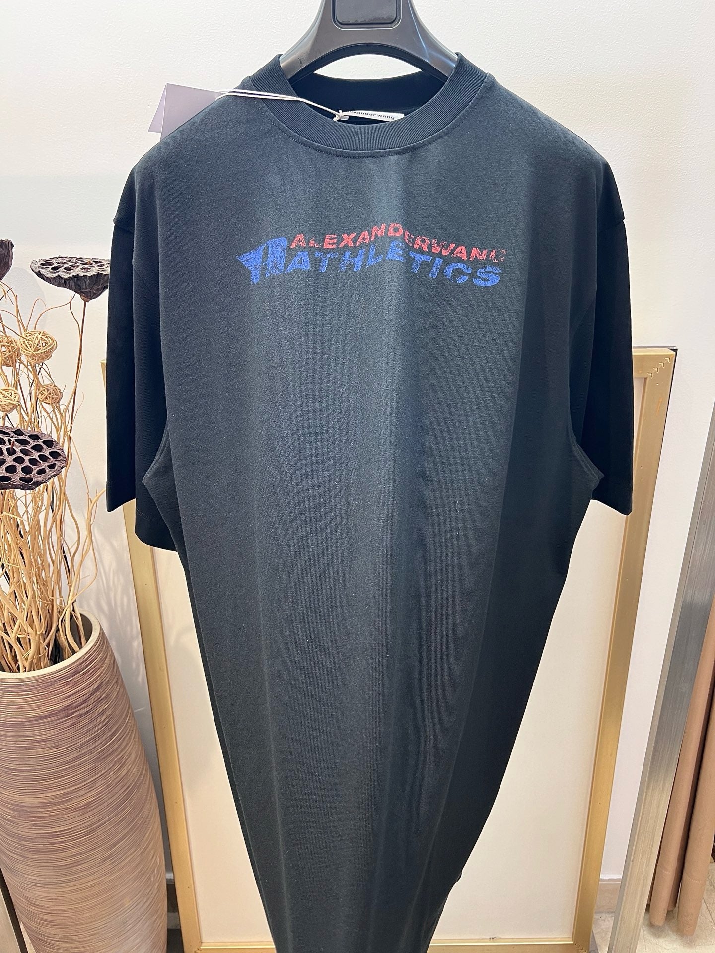 Weißes und schwarzes T-Shirt