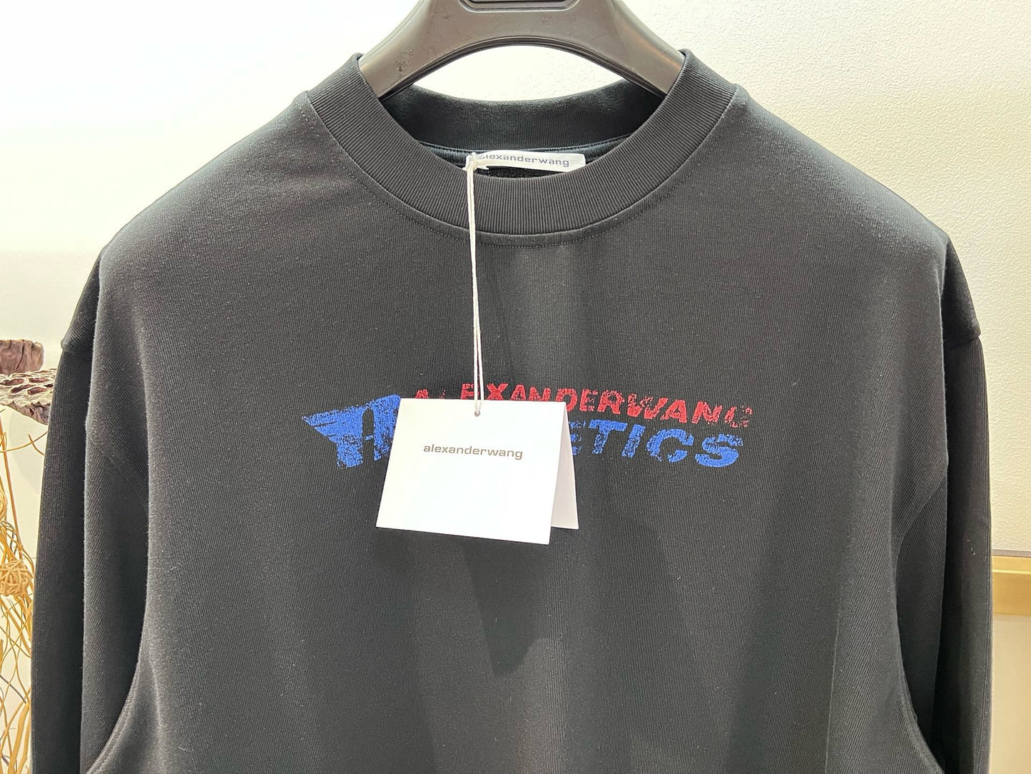 Weißes und schwarzes T-Shirt
