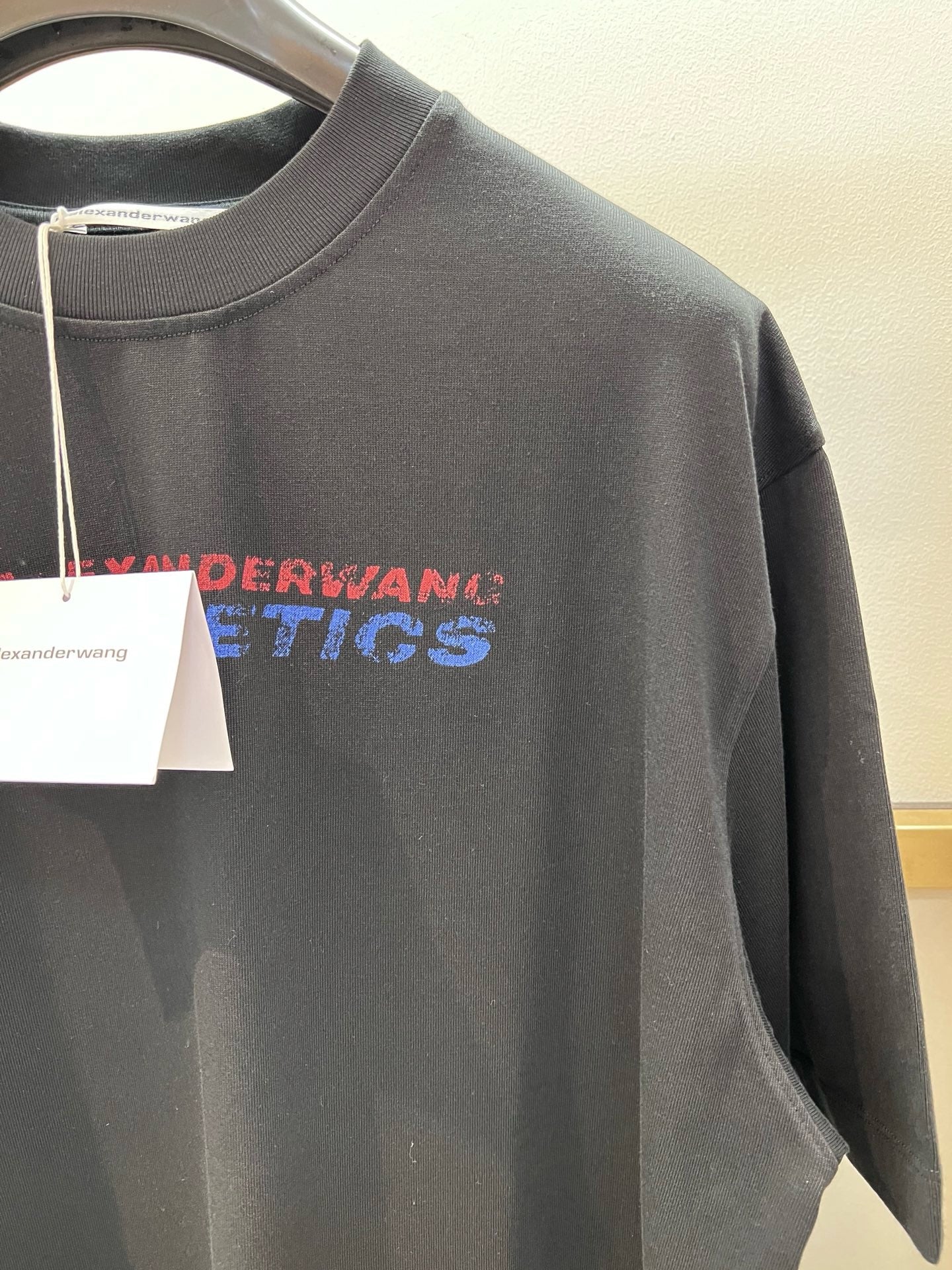 Weißes und schwarzes T-Shirt