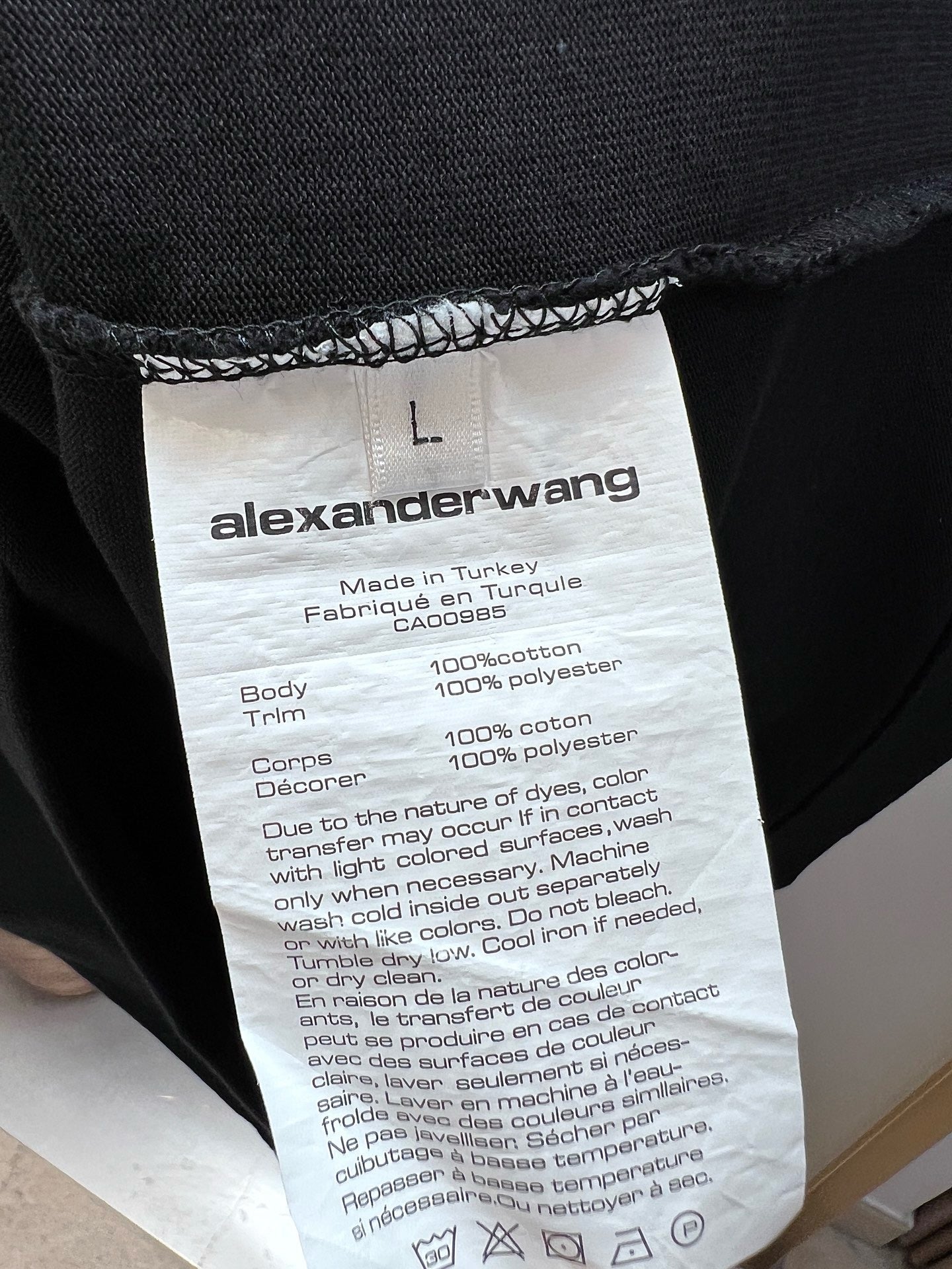 Weißes und schwarzes T-Shirt