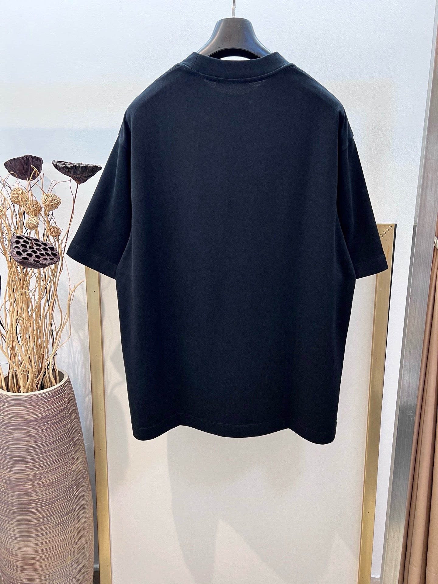 Weißes und schwarzes T-Shirt