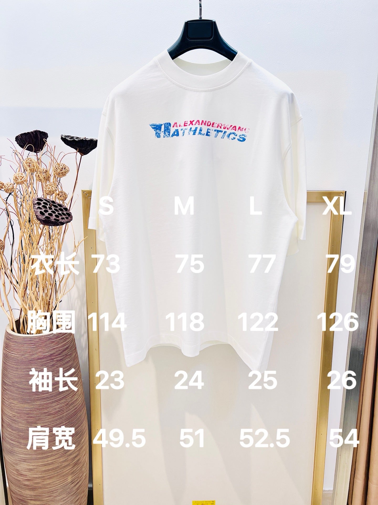 Weißes und schwarzes T-Shirt