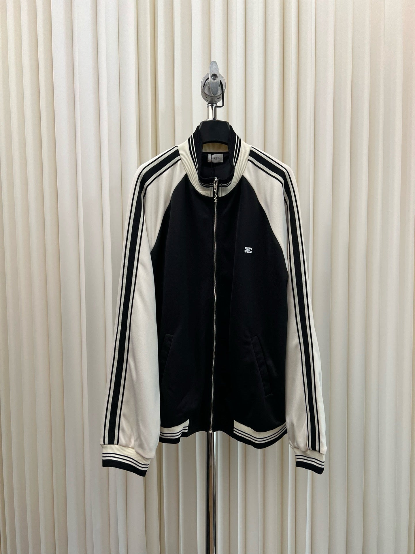 Chaqueta blanca y negra