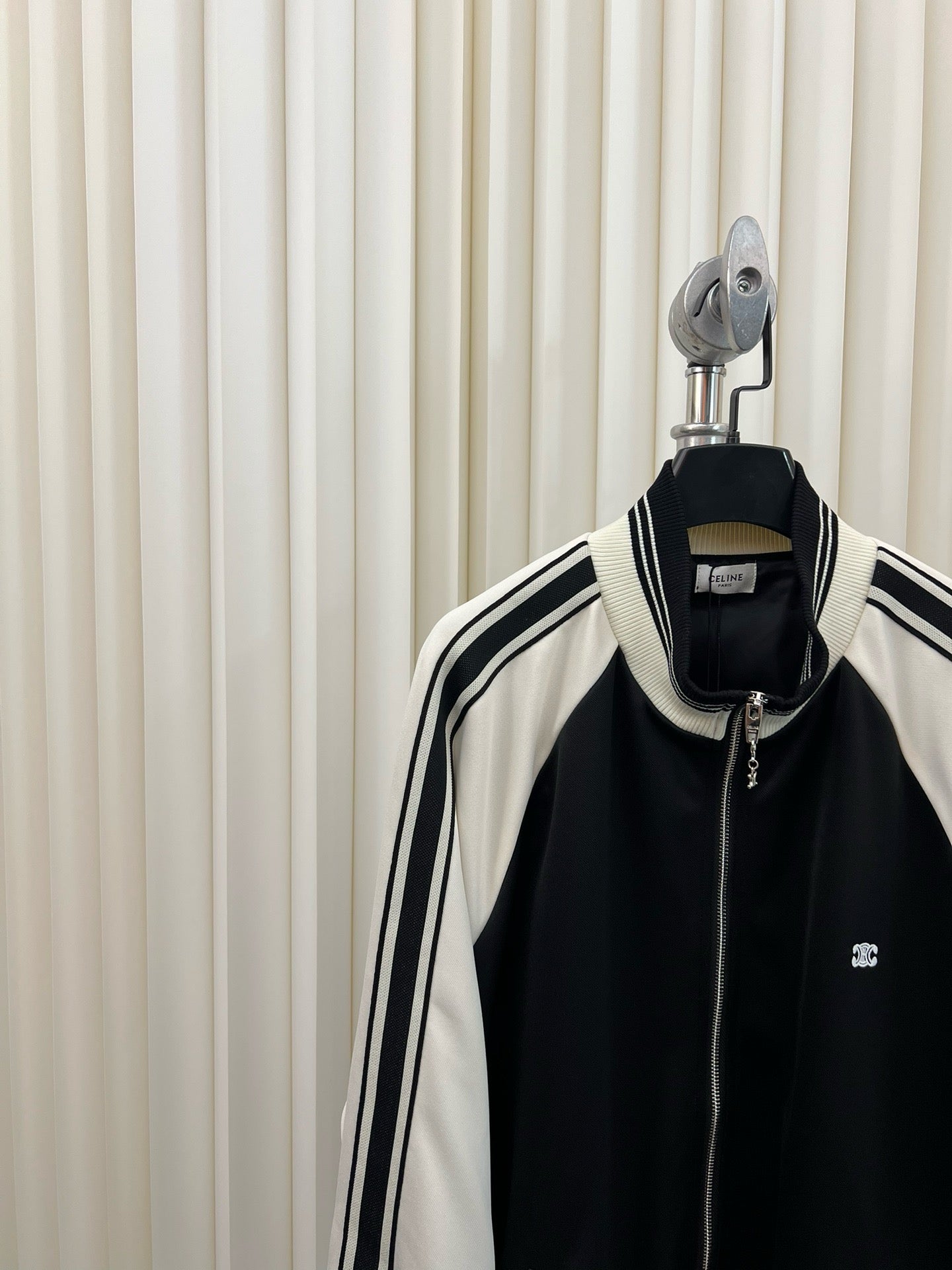 Chaqueta blanca y negra