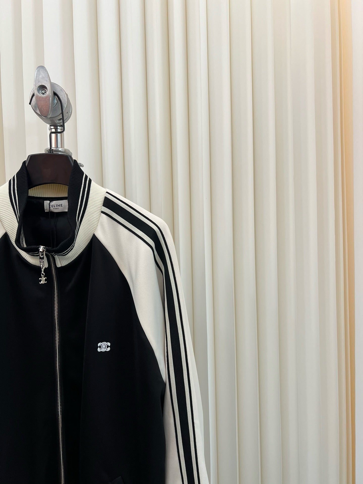 Chaqueta blanca y negra