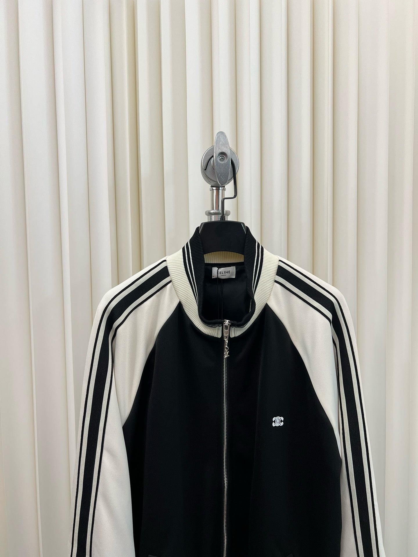 Chaqueta blanca y negra