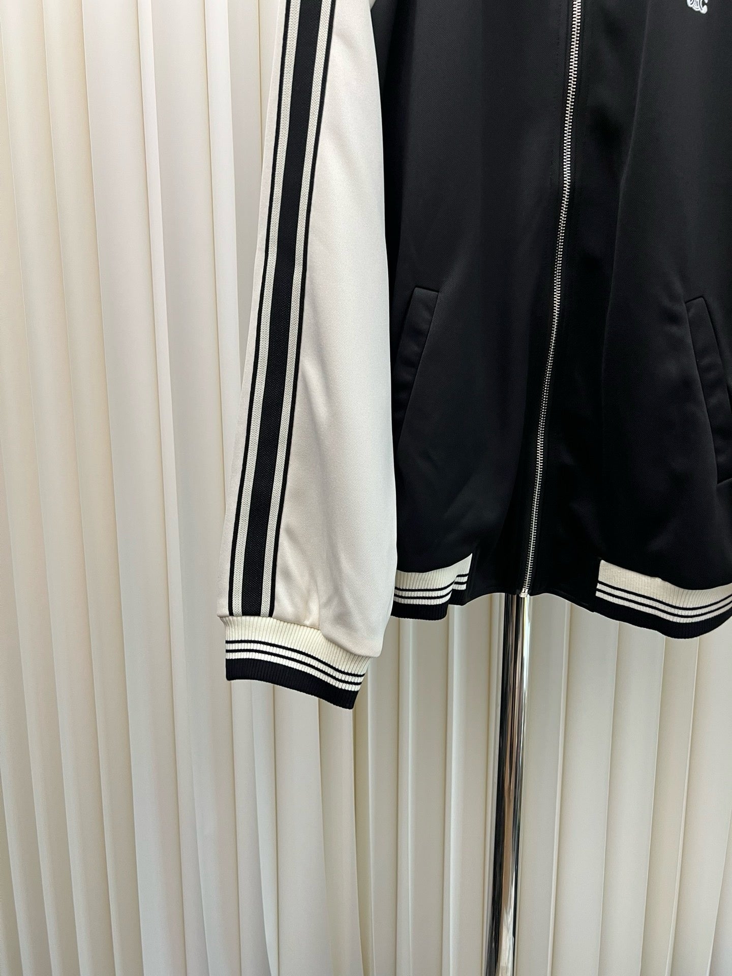 Chaqueta blanca y negra