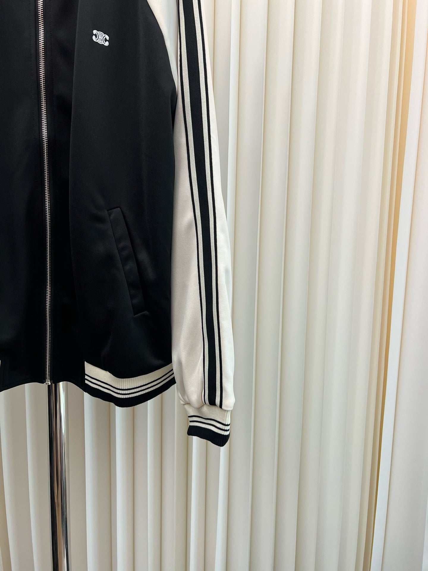Chaqueta blanca y negra