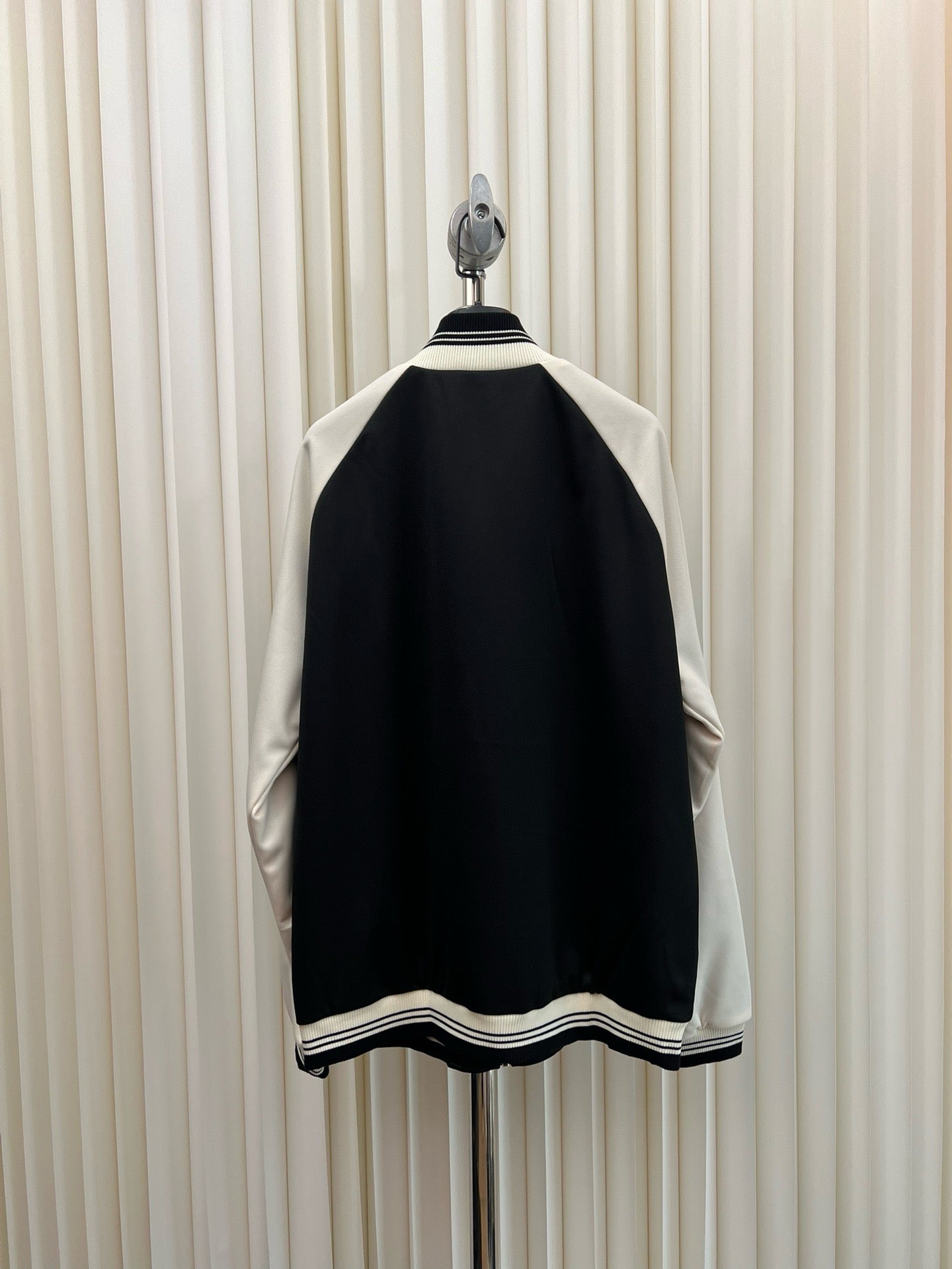Chaqueta blanca y negra