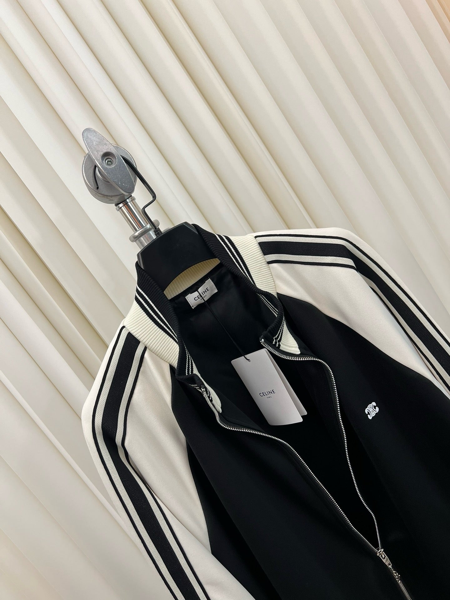 Chaqueta blanca y negra