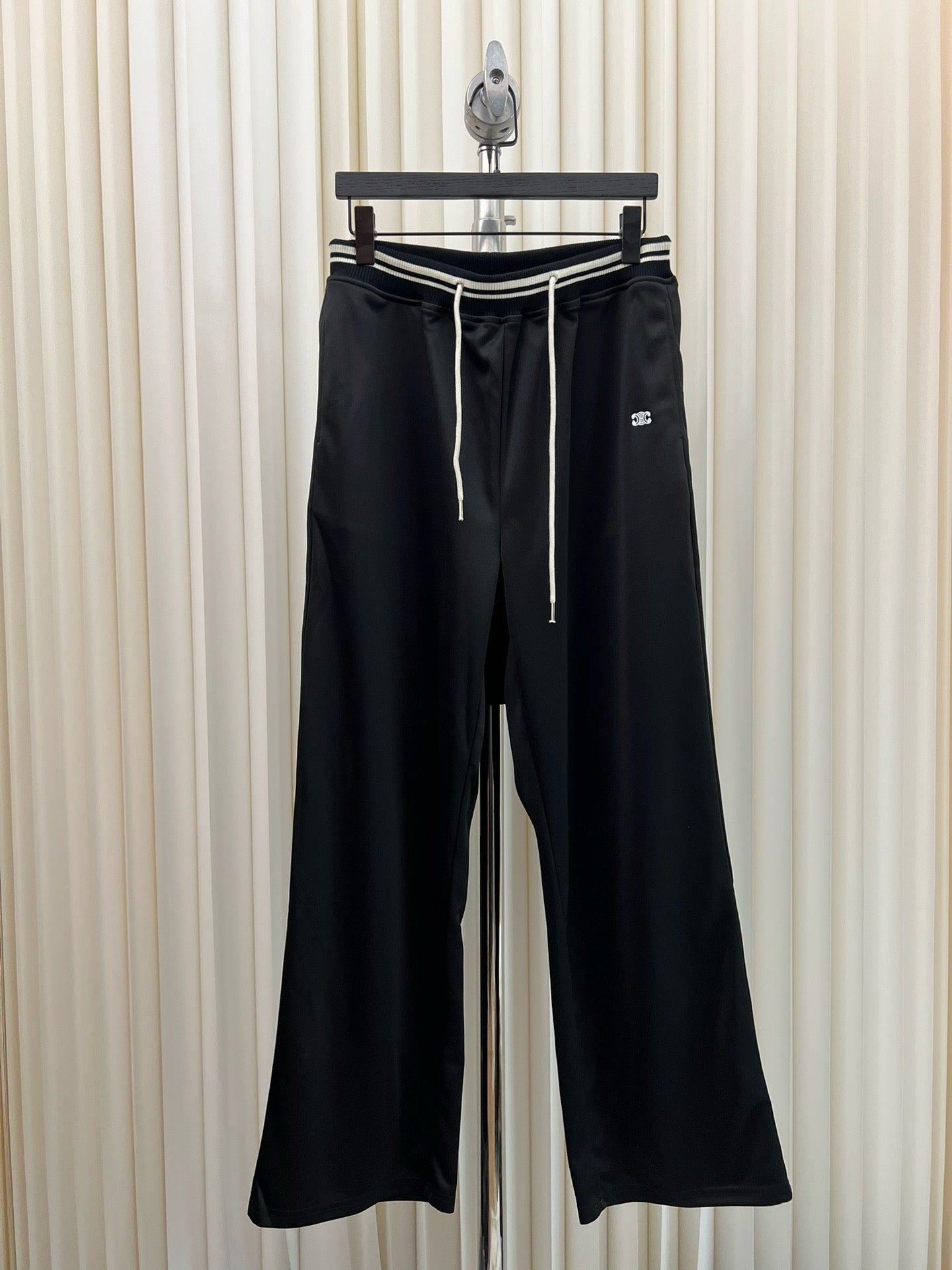 Pantalón blanco y negro