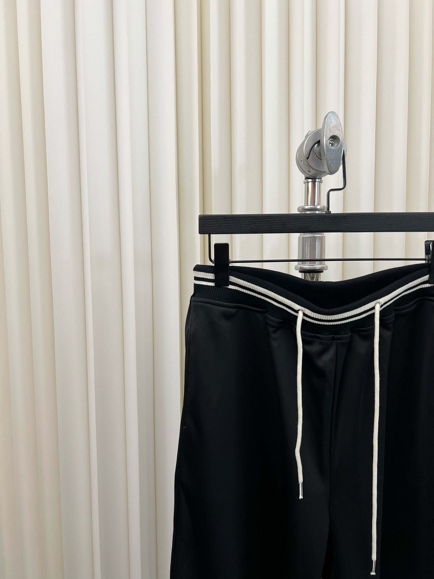 Pantalón blanco y negro