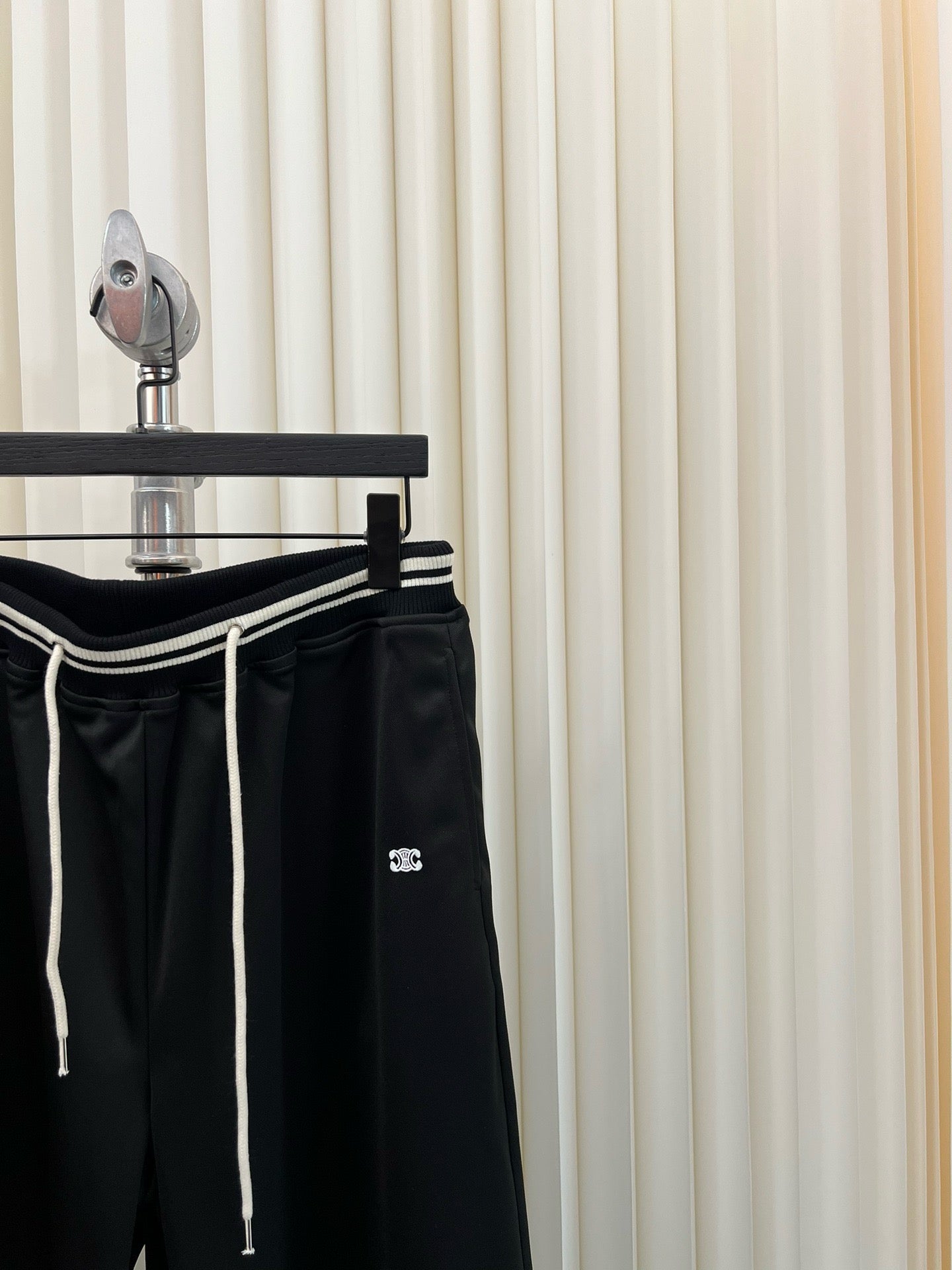 Pantalón blanco y negro
