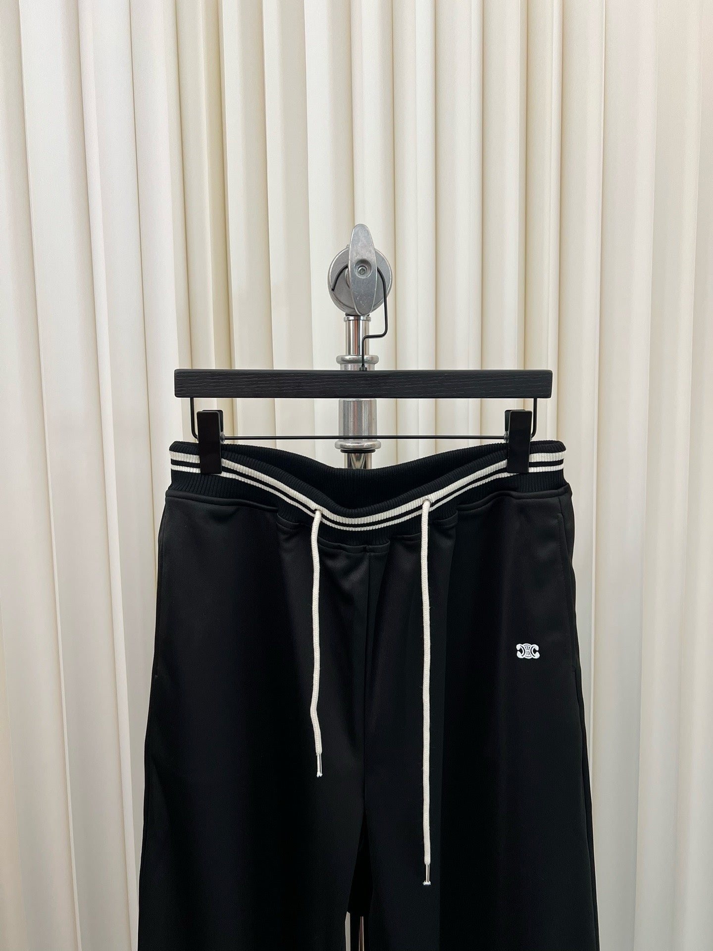 Pantalón blanco y negro