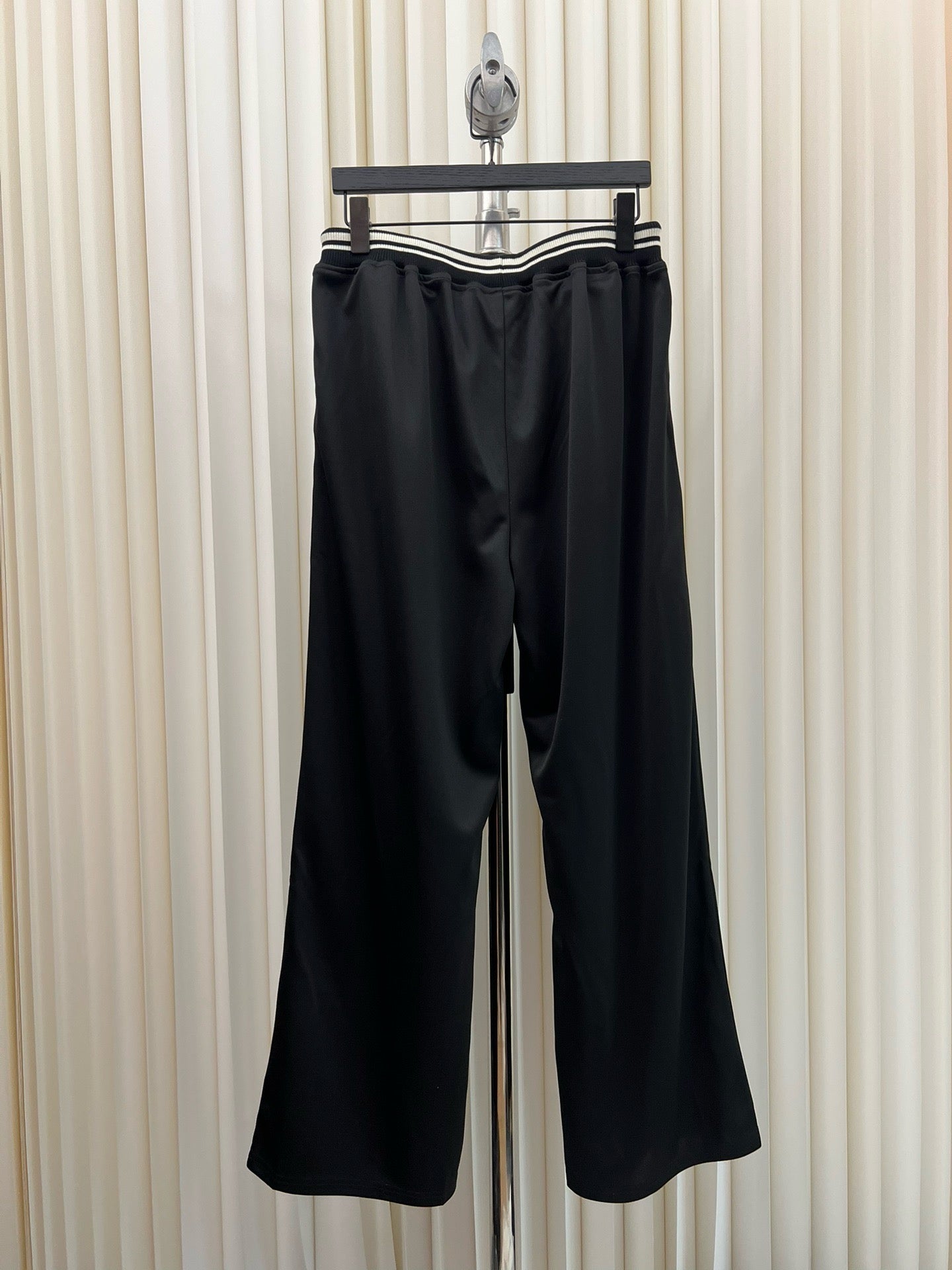 Pantalón blanco y negro