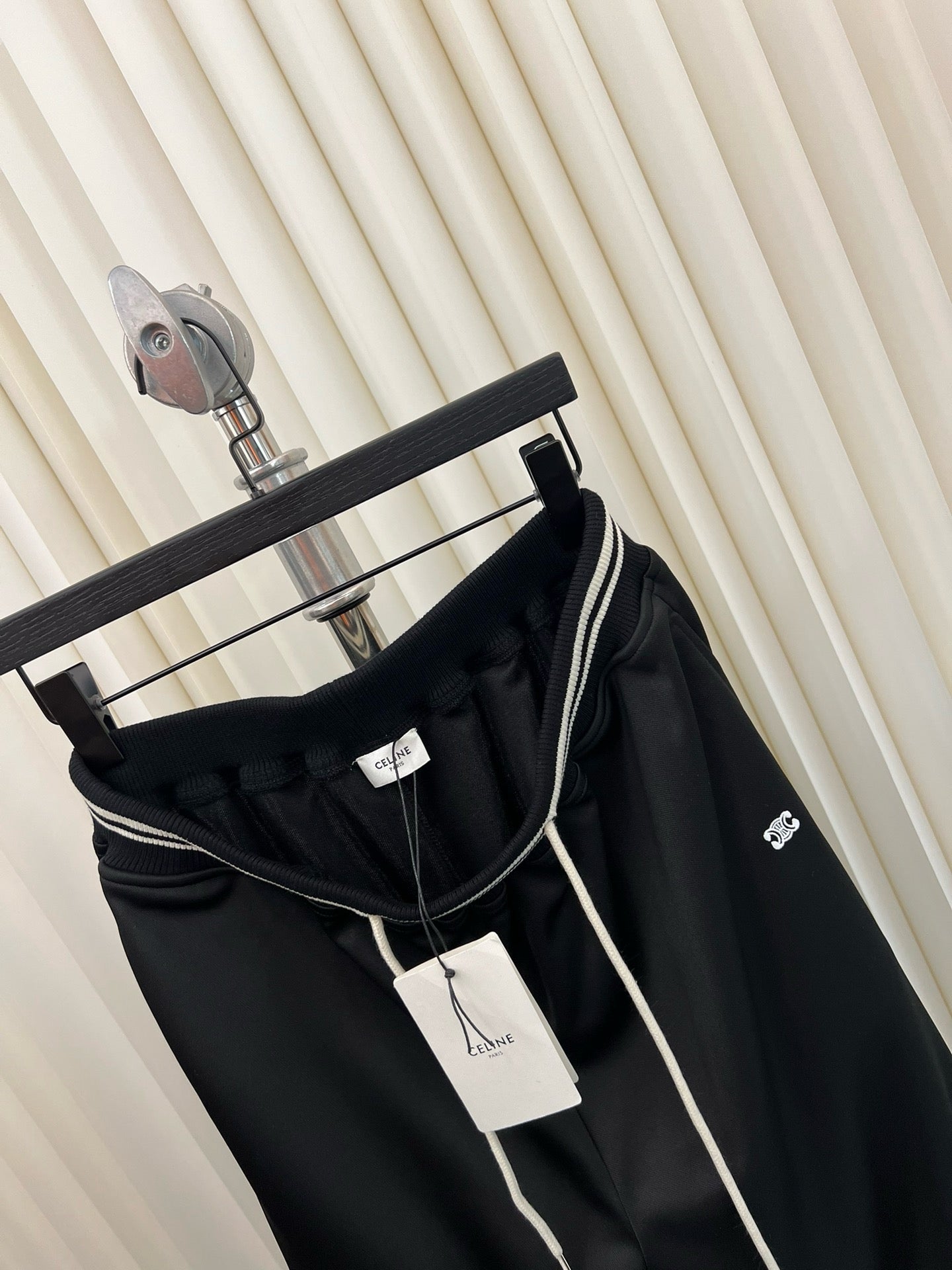 Pantalón blanco y negro