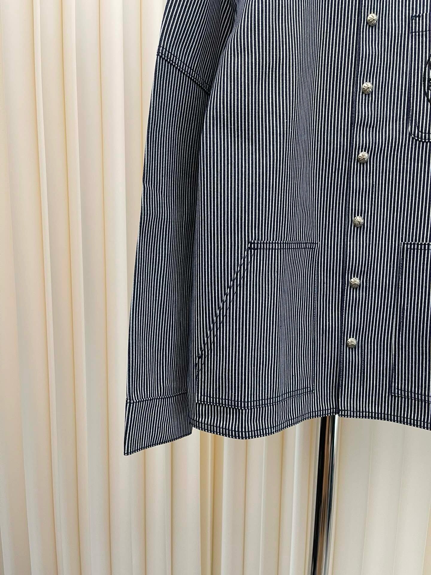 Chaqueta negra clara