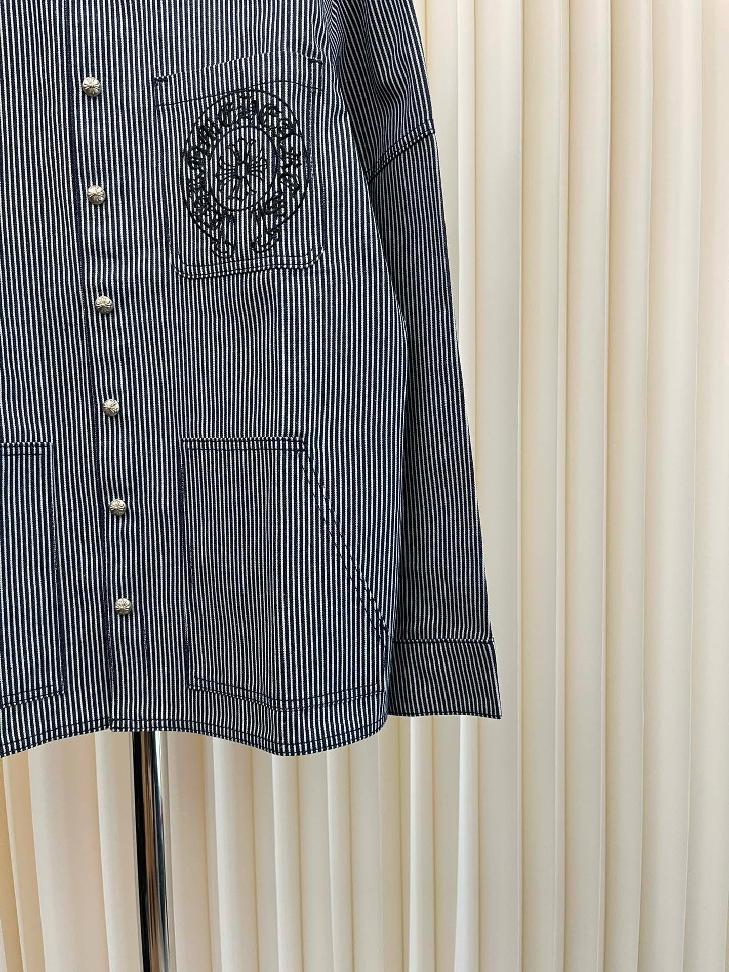 Chaqueta negra clara