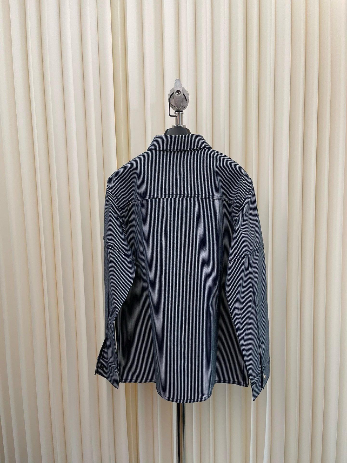 Chaqueta negra clara