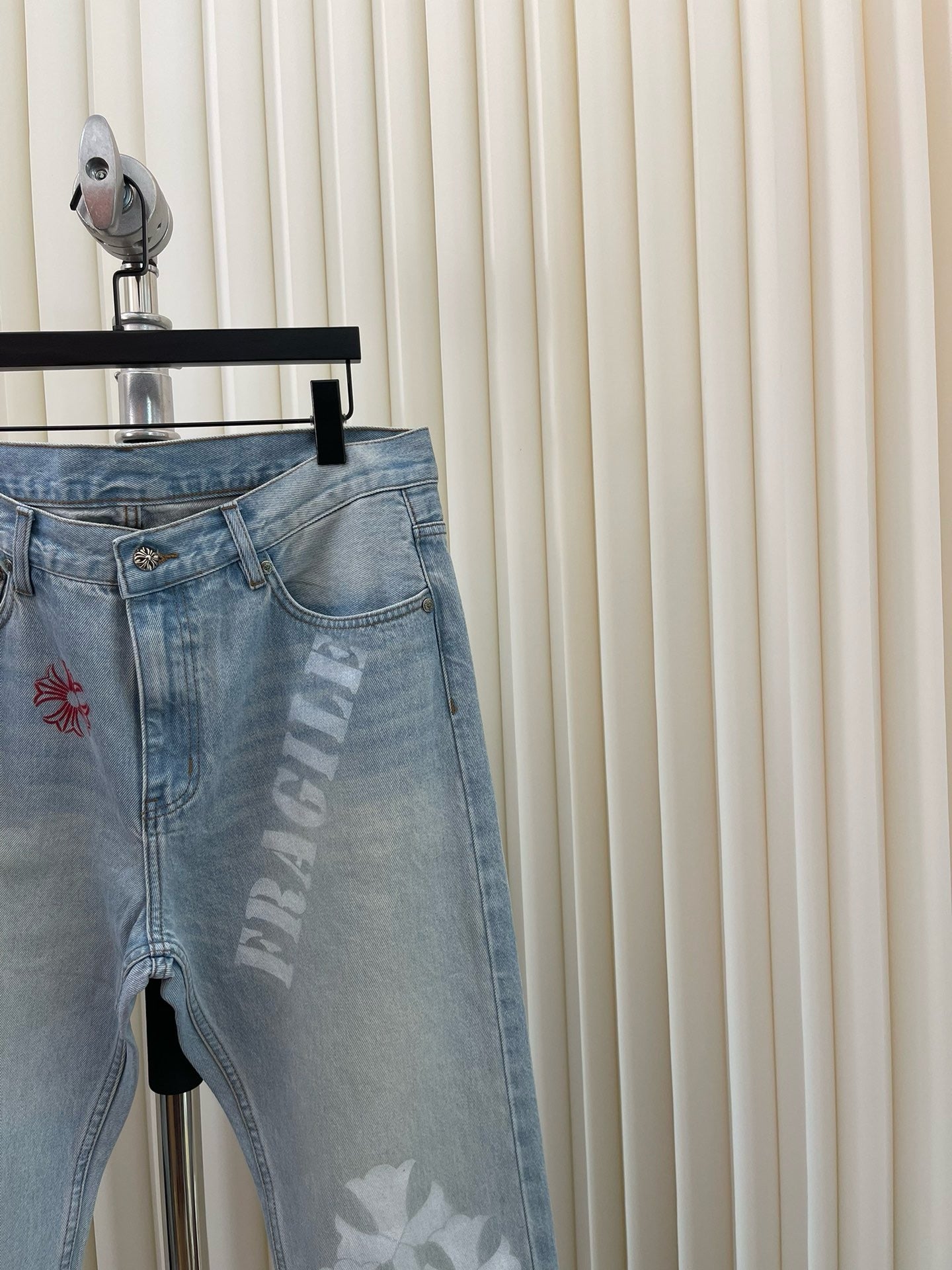 Pantalón azul y negro claro